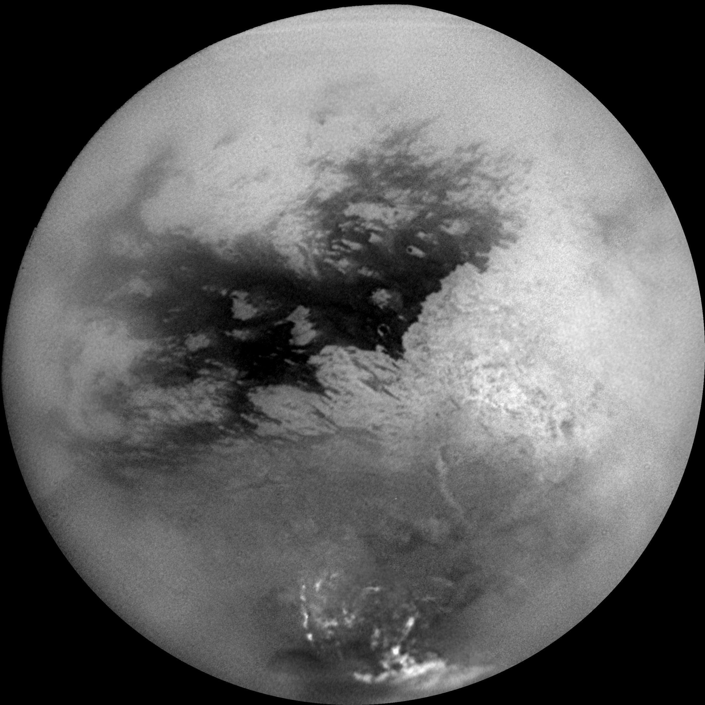 Die Landschaft des Titan in Graustufen, fällt Shangri-La fällt als dunkelgrauer Fleck besonders auf