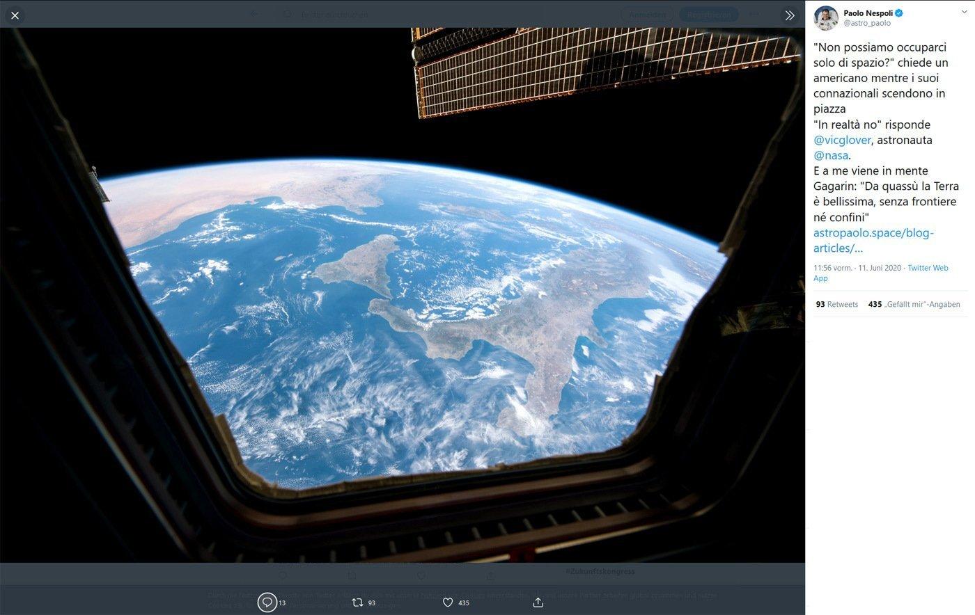 Der italienische Raumfahrer Paolo Nespoli zitiert in einem Tweet vom 11. Juni 2020 Juri Gagarin: „Von hier oben ist die Erde wunderschön, ohne Grenzen oder Begrenzungen.“ Auf seinem Foto zu sehen ist der Süden Italiens.