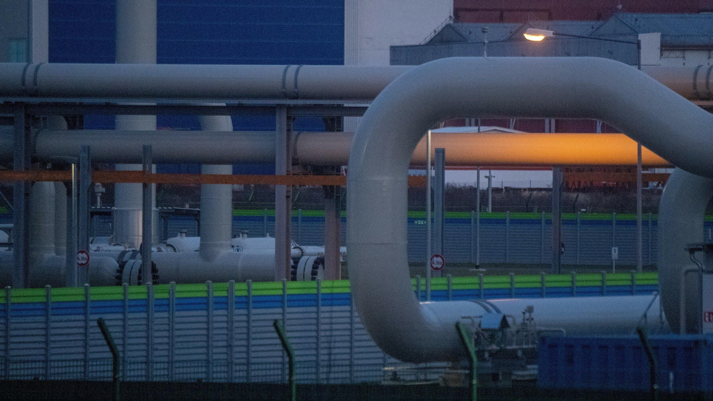 Blick auf Rohrsysteme und Absperrvorrichtungen in der Gasempfangsstation der Ostseepipeline Nord Stream 2.
