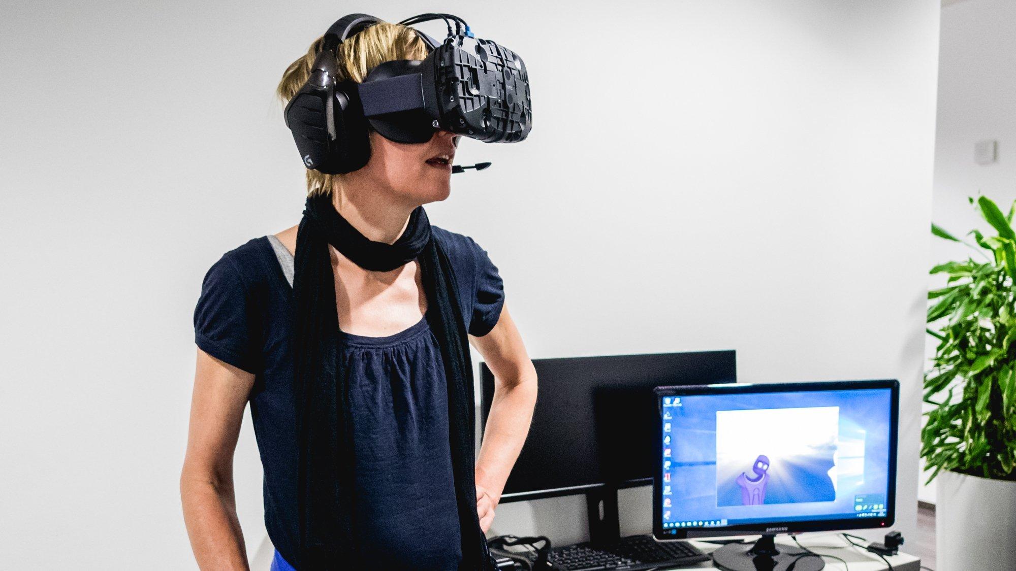Eva Wolfangel mit einer VR-Brille
