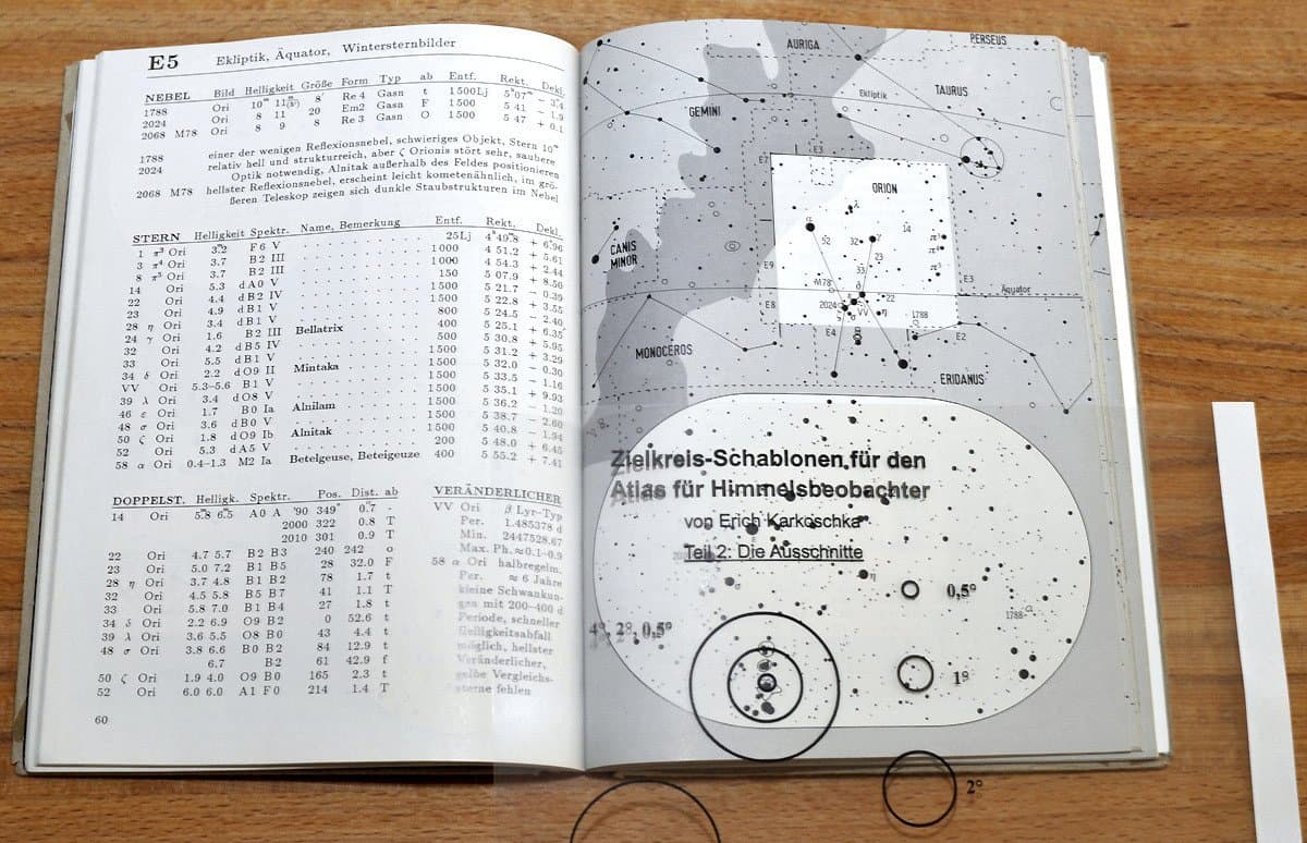 Im Bild der kleinmaßstäbige Sternenatlas "Karkoschka".