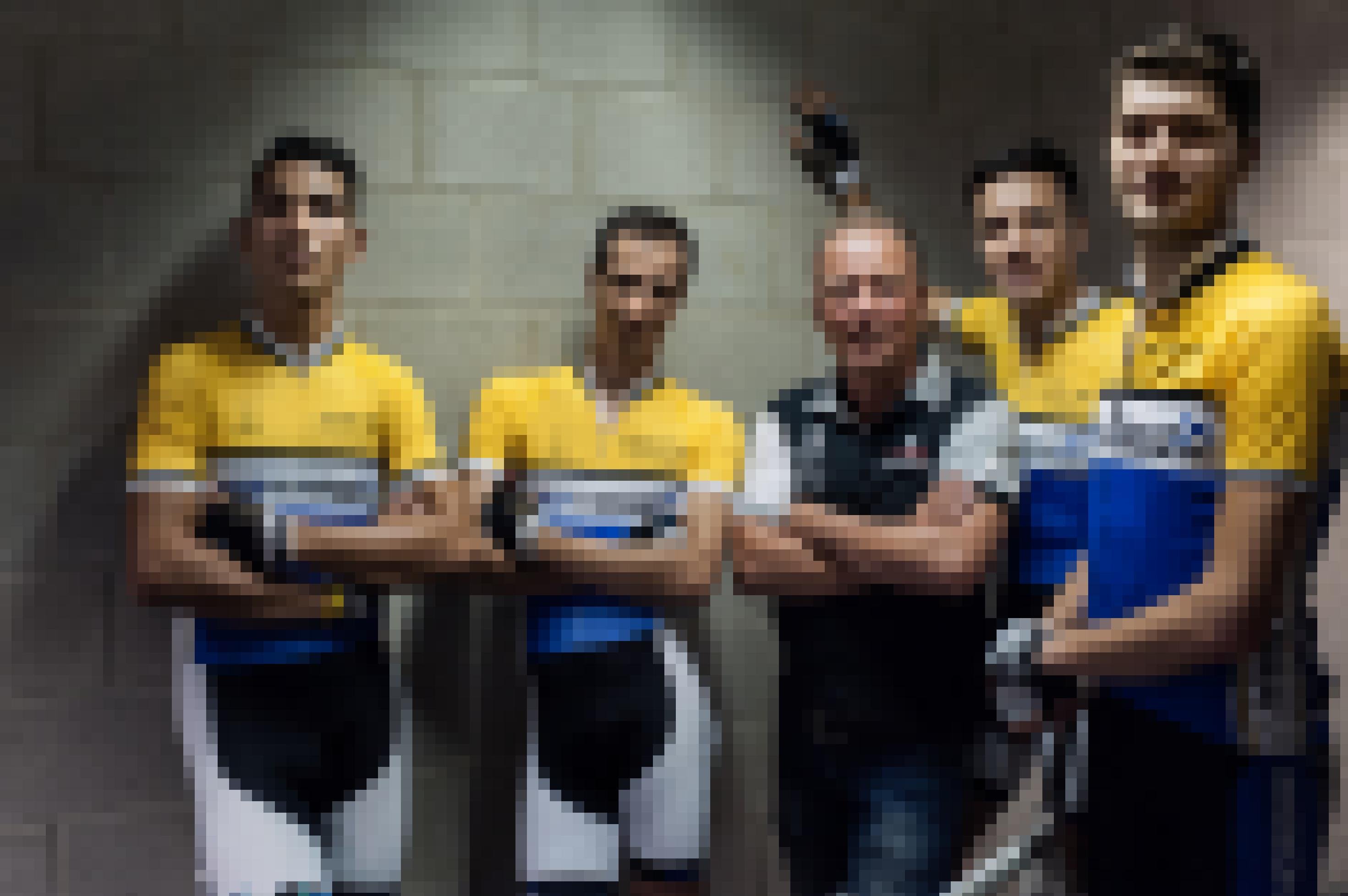 Vier syrische Radsportler und ihr Trainer posieren für ein Gruppenfoto.