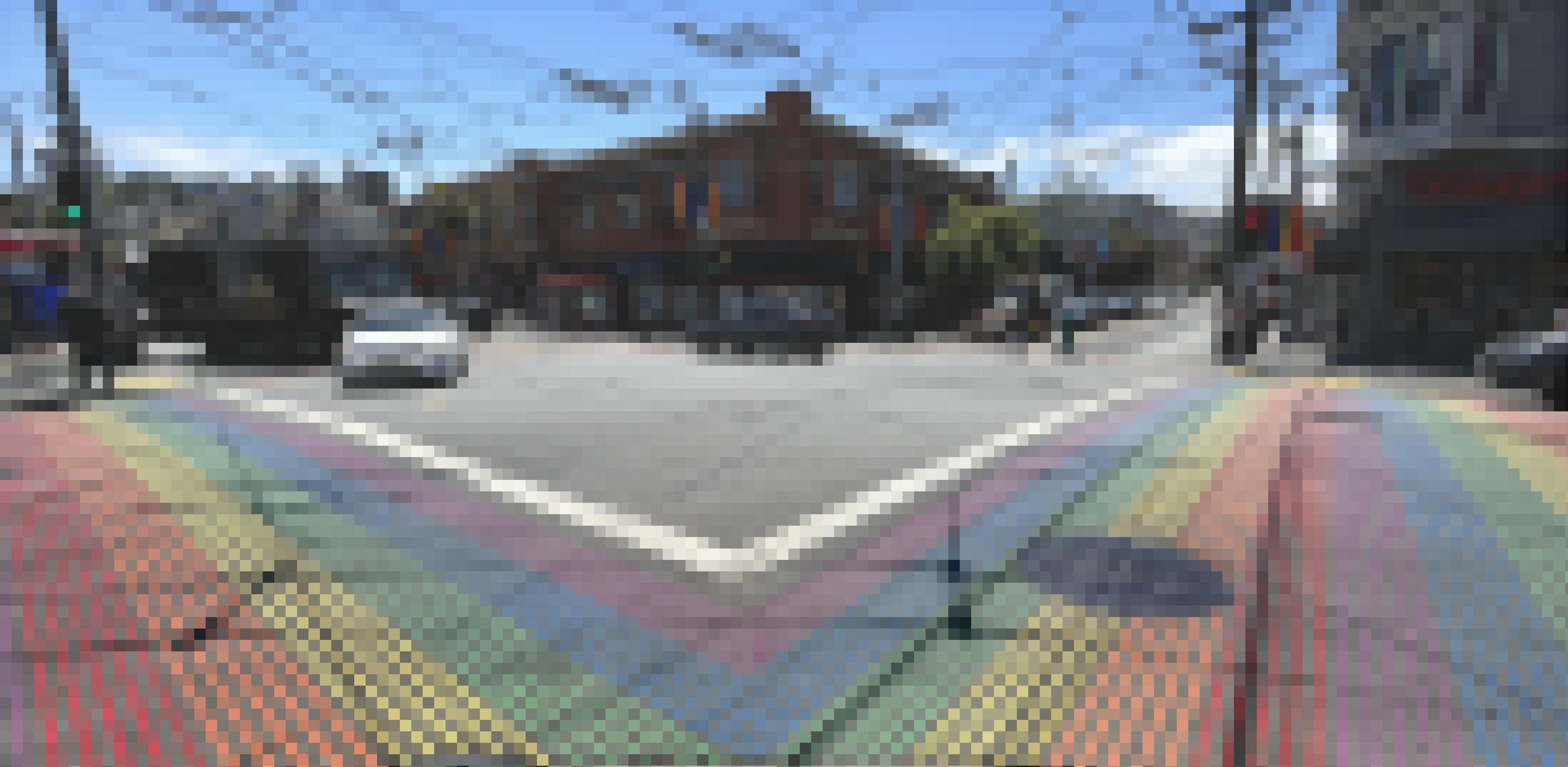 Straßenkreuzung in San Francisco mit Regenbogen-Zebrastreifen