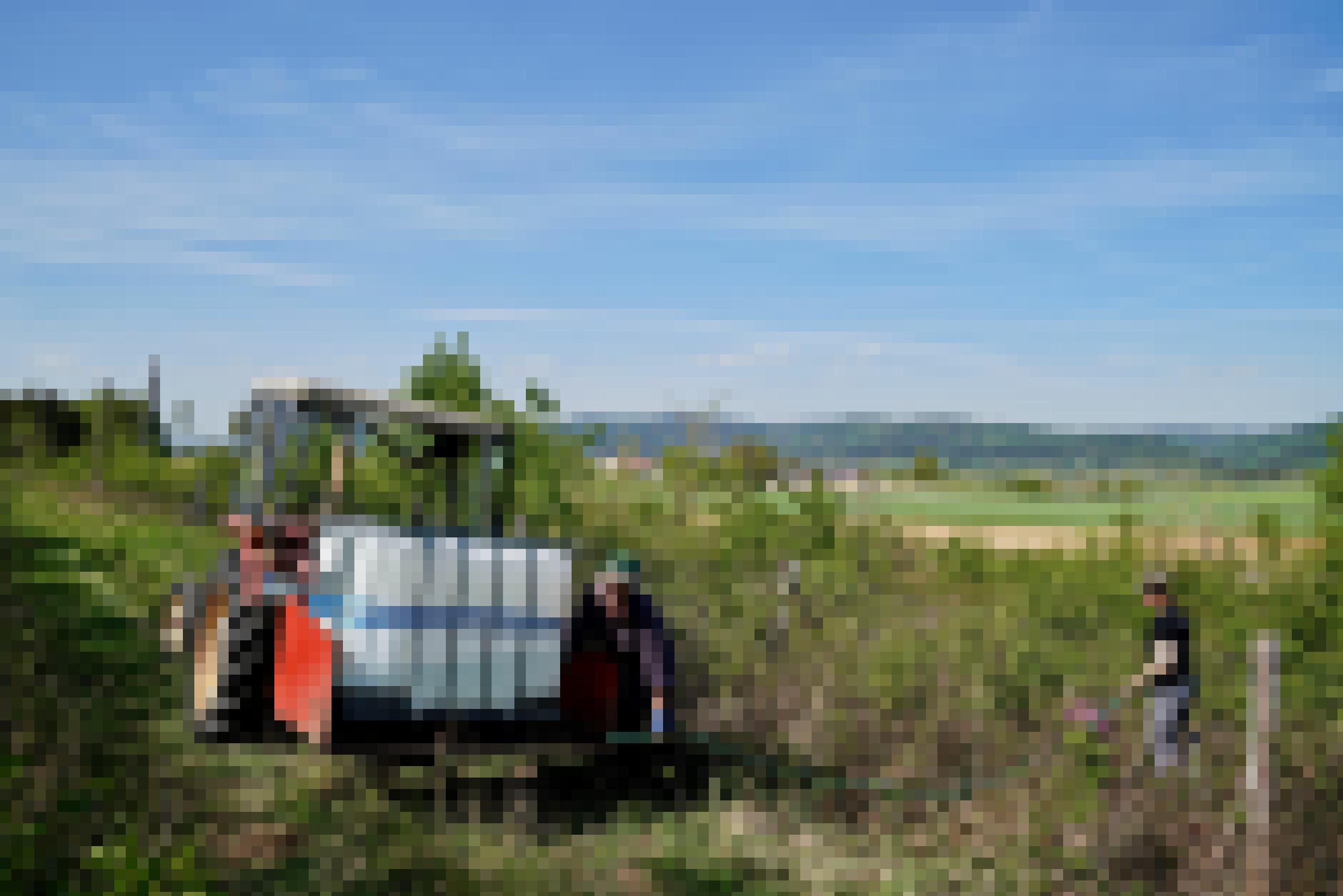 ein Mann auf einem Traktor, der einen Wassertank zieht [AI]