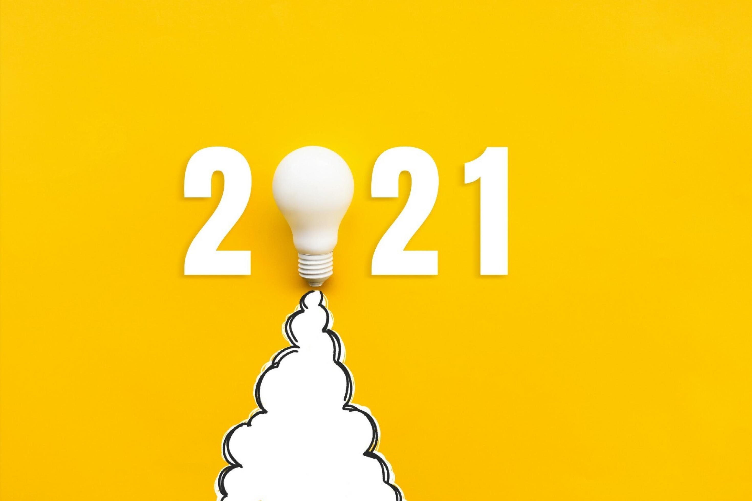 Eine Glühbirne auf gelbem Grund und der Jahreszahl 2021