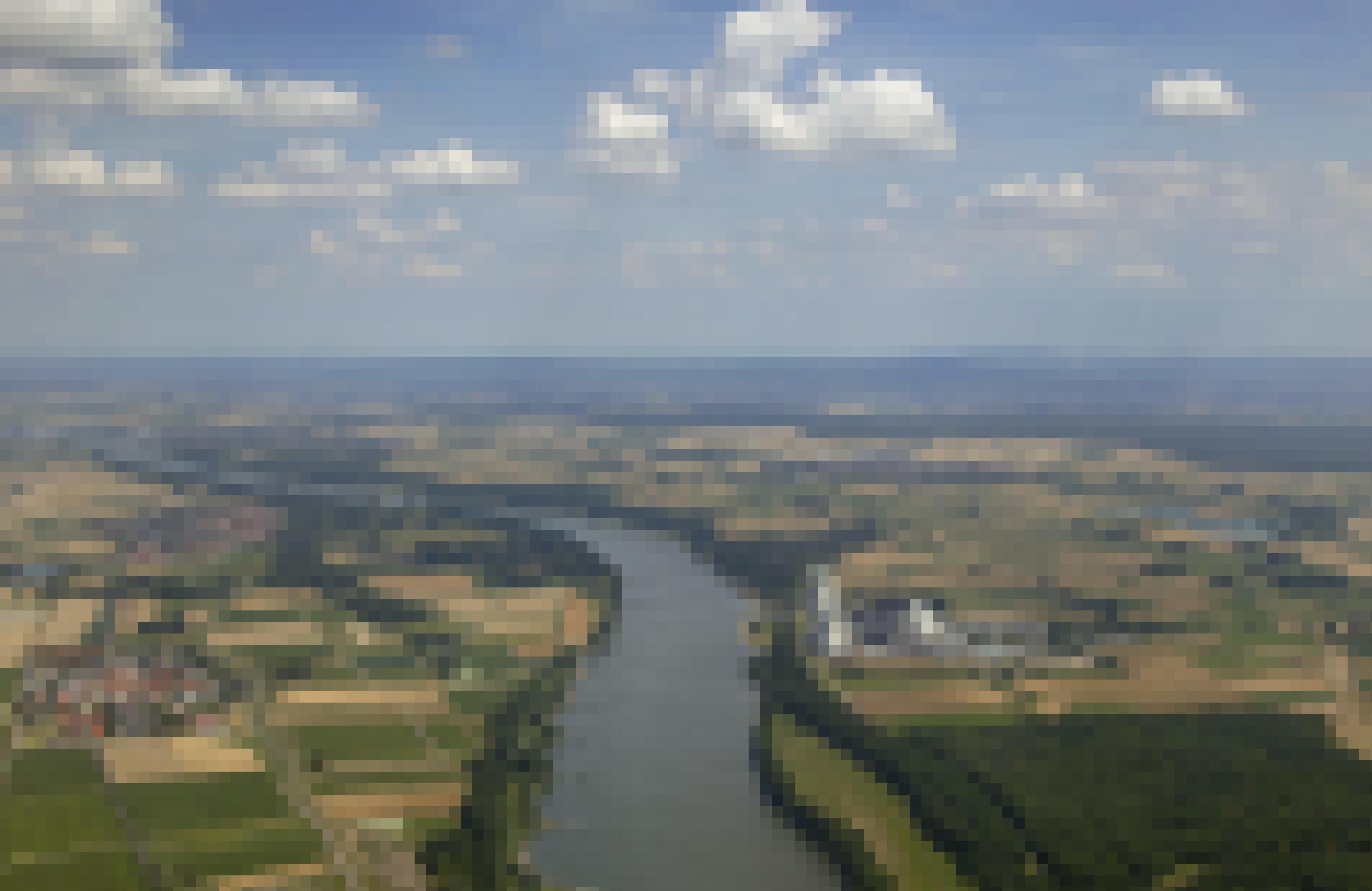 Luftaufnahme: Fluss Rhein fließt im weiten Bogen durch Landschaft mit gelben und grünen Feldern, am rechten Ufer Atomkraftwerk Biblis, am Horizont Mittelgebirge Odenwald, blauer dunstiger  Himmel mit Wolken