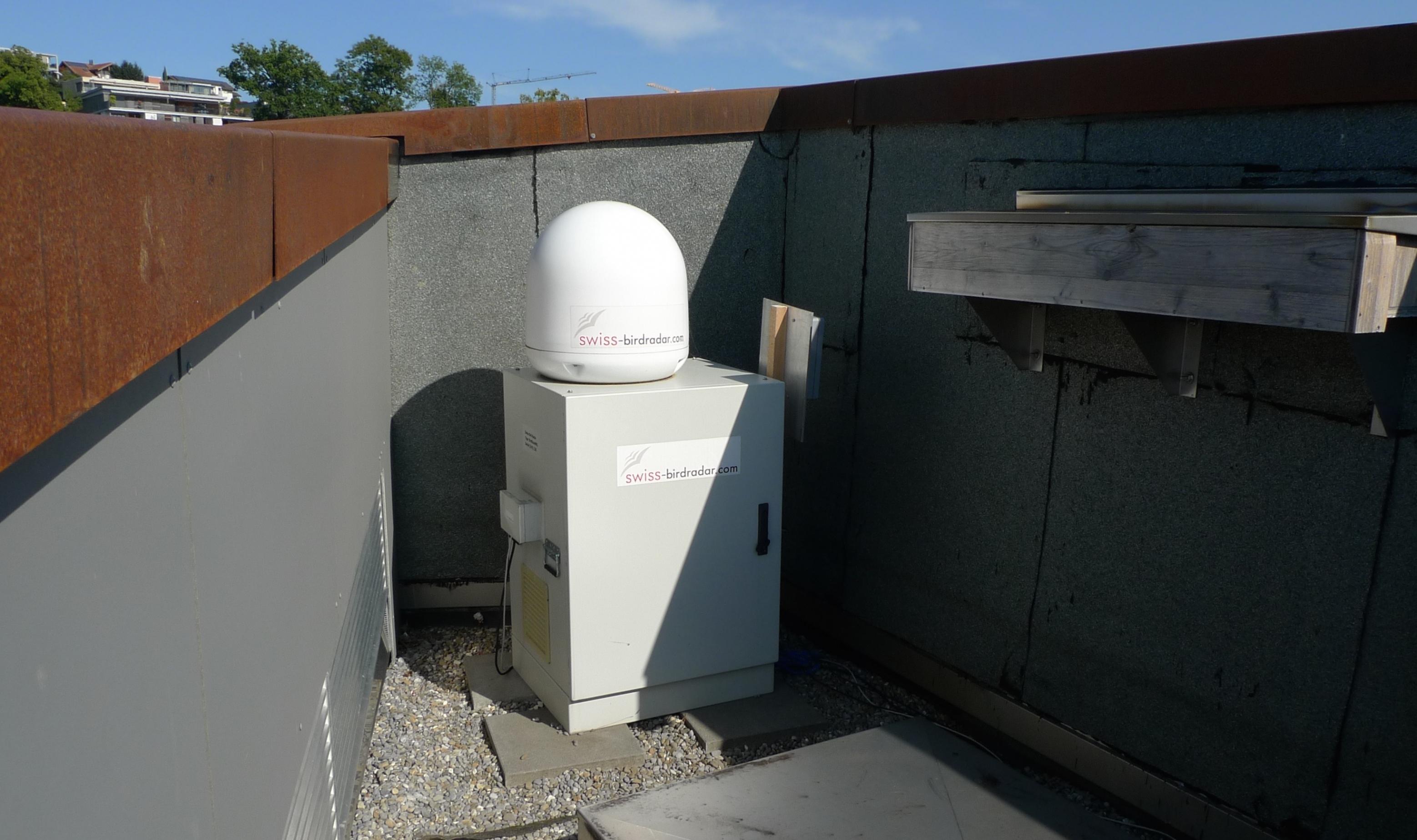 Das Radargerät „Birdscan MR1“, eine Neuentwicklung der Schweizerischen Vogelwarte, sucht den Himmel über Sempach im Kanton Luzern ab. Derzeit läuft noch ein Versuch mit einer Videokamera, die gleich neben dem Radar angebracht und ebenfalls senkrecht nach oben gerichtet ist. Mit ihr versuchen die Ornithologen, einzelne Vogelarten zu bestimmen; etwas, das der Radar (noch) nicht schafft.