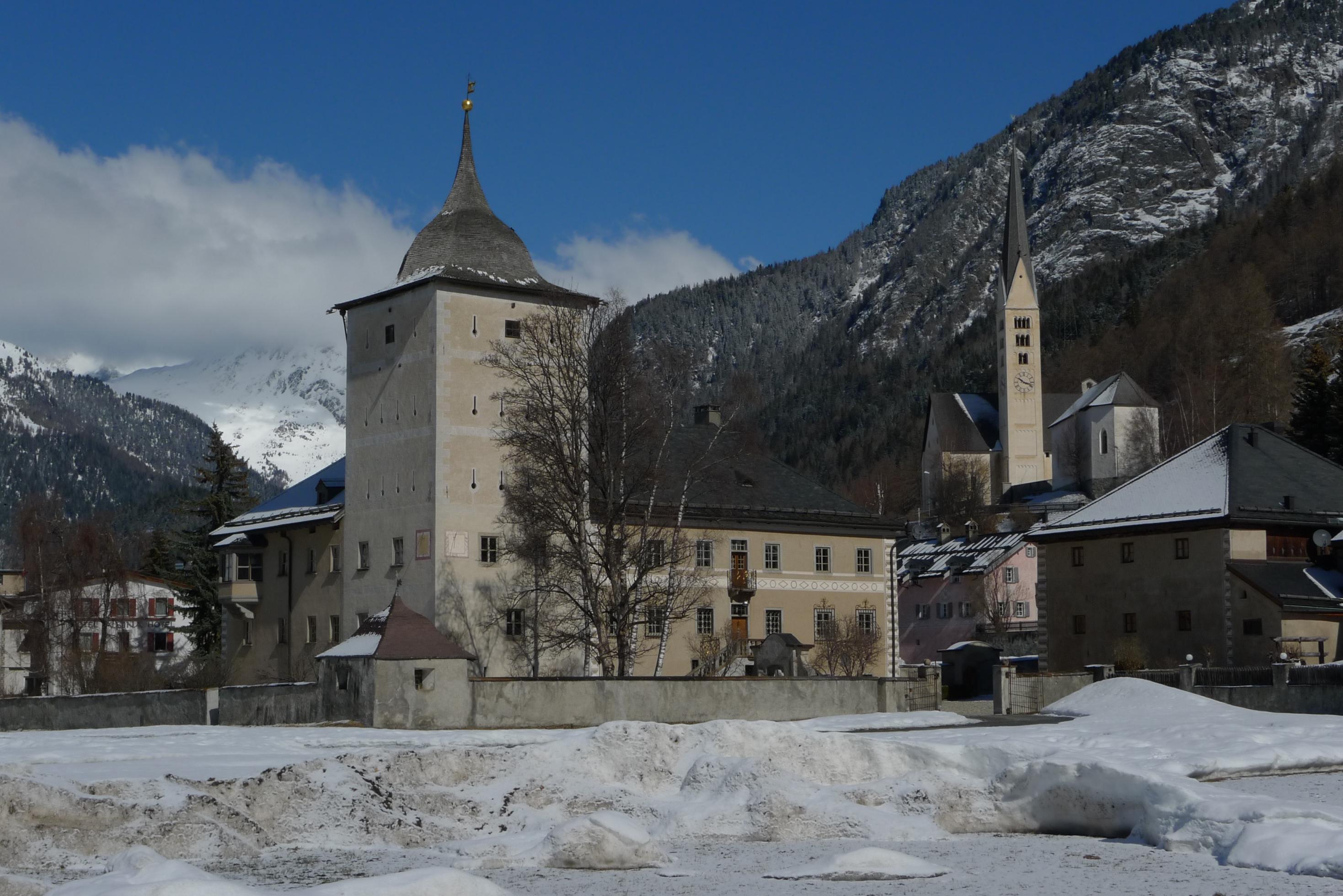 ein Gebäude mit einem Kirchturm und Schnee auf dem Boden [AI]