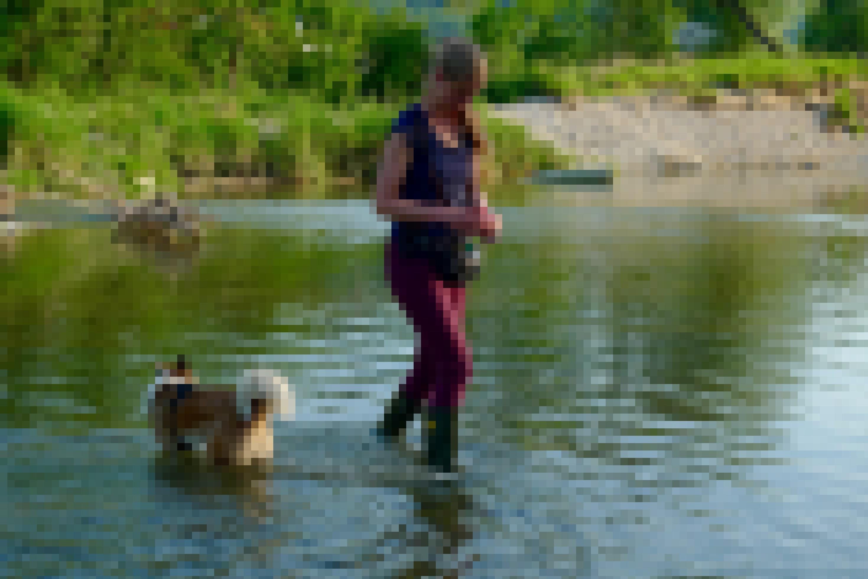 eine Frau und ein Hund im Wasser [AI]