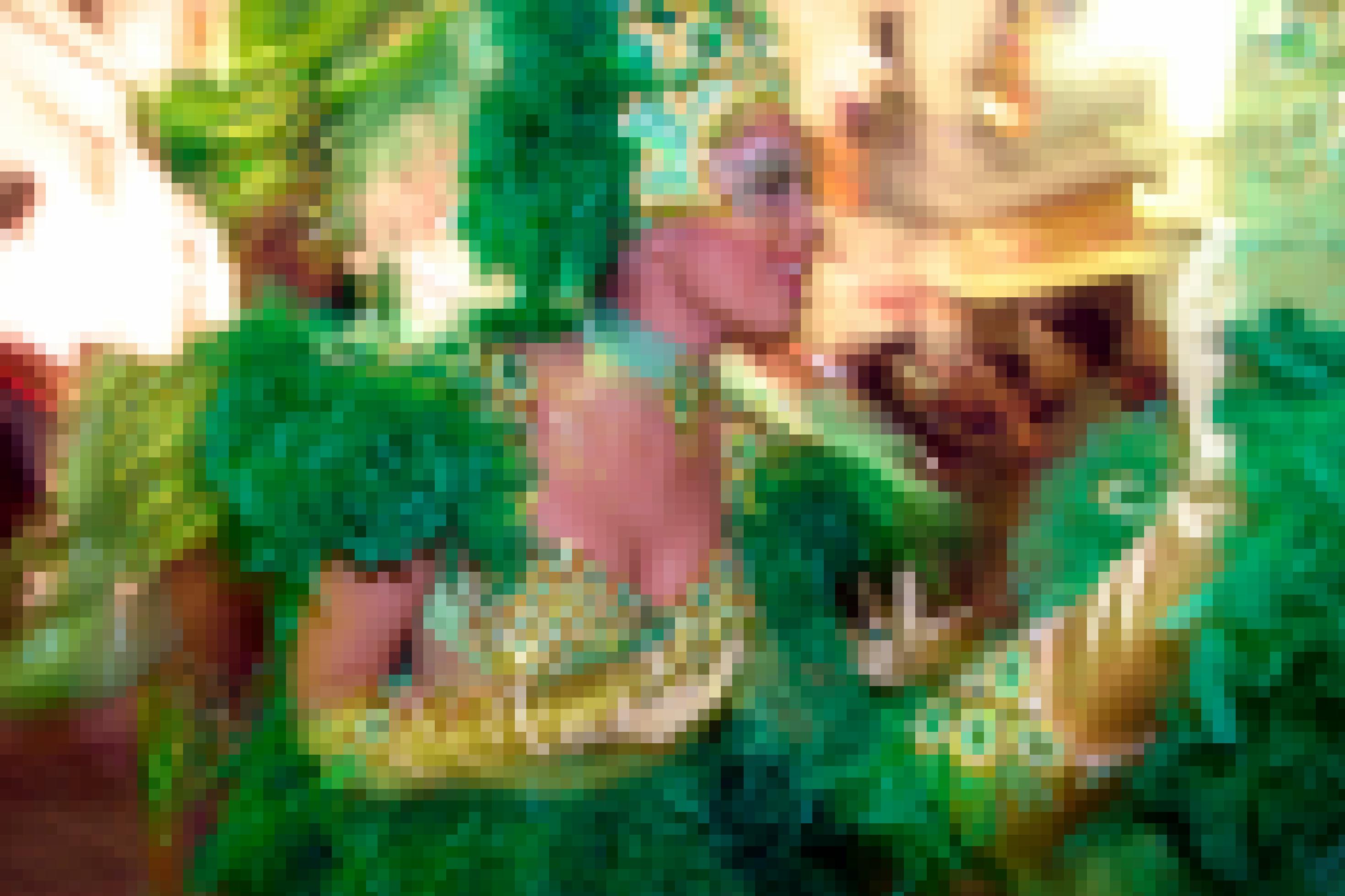 Tänzerin in grünem Kleid beim Karnevalsumzug in Sitges, Katalonien, Spanien