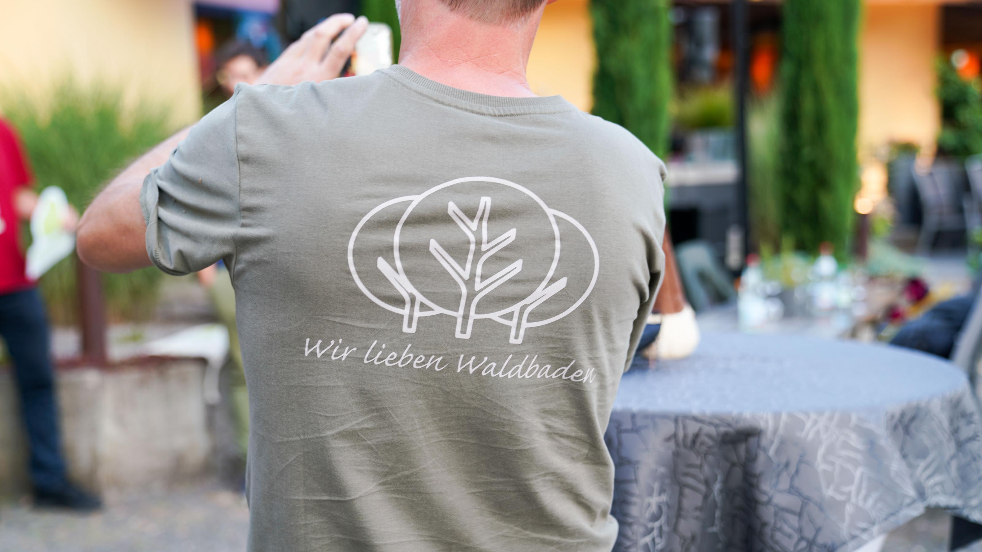 Mann mit T-Shirt, auf dem „Wir lieben Waldbaden“ geschrieben steht.