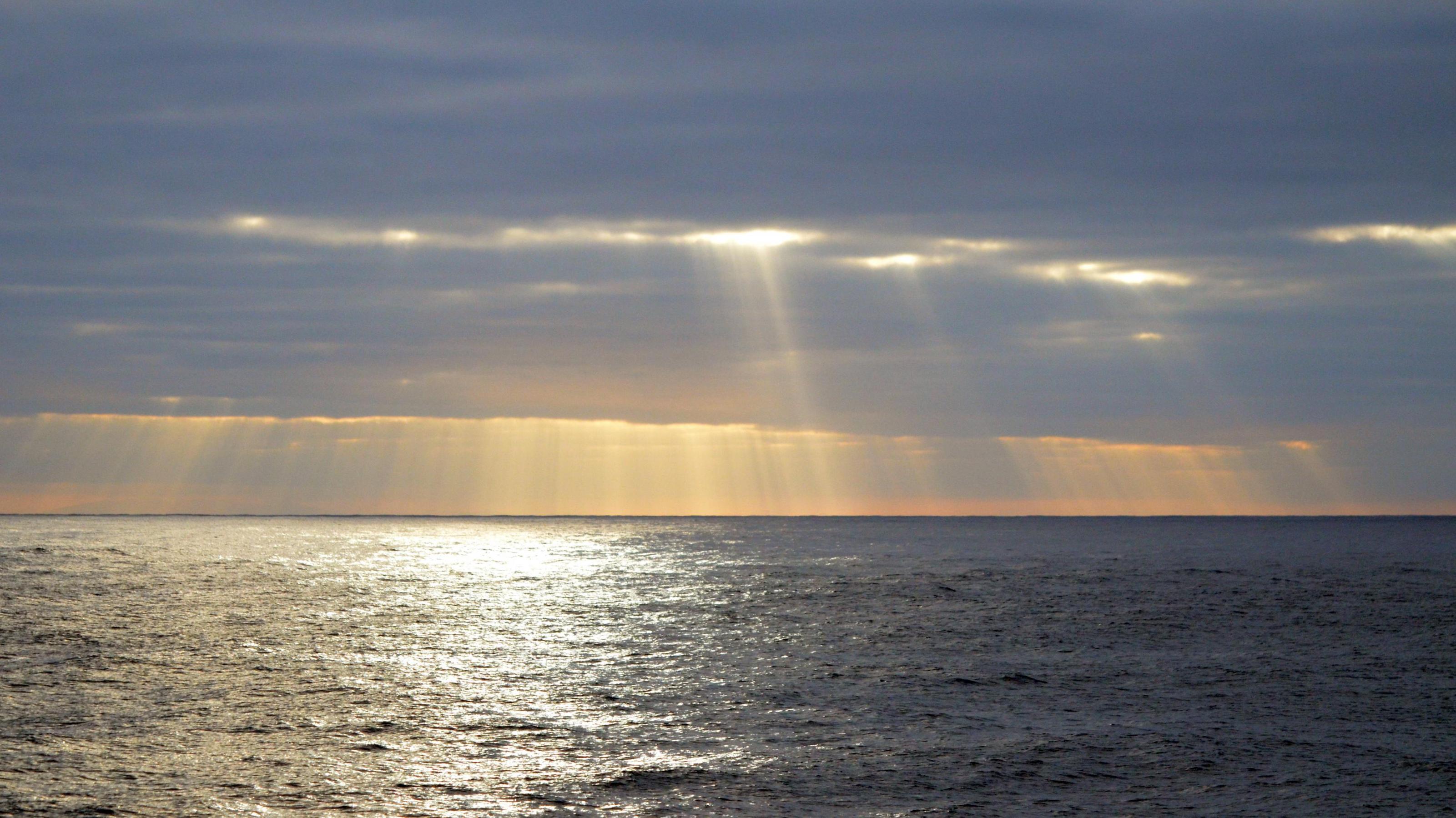 Ozean im Morgensonnenlicht