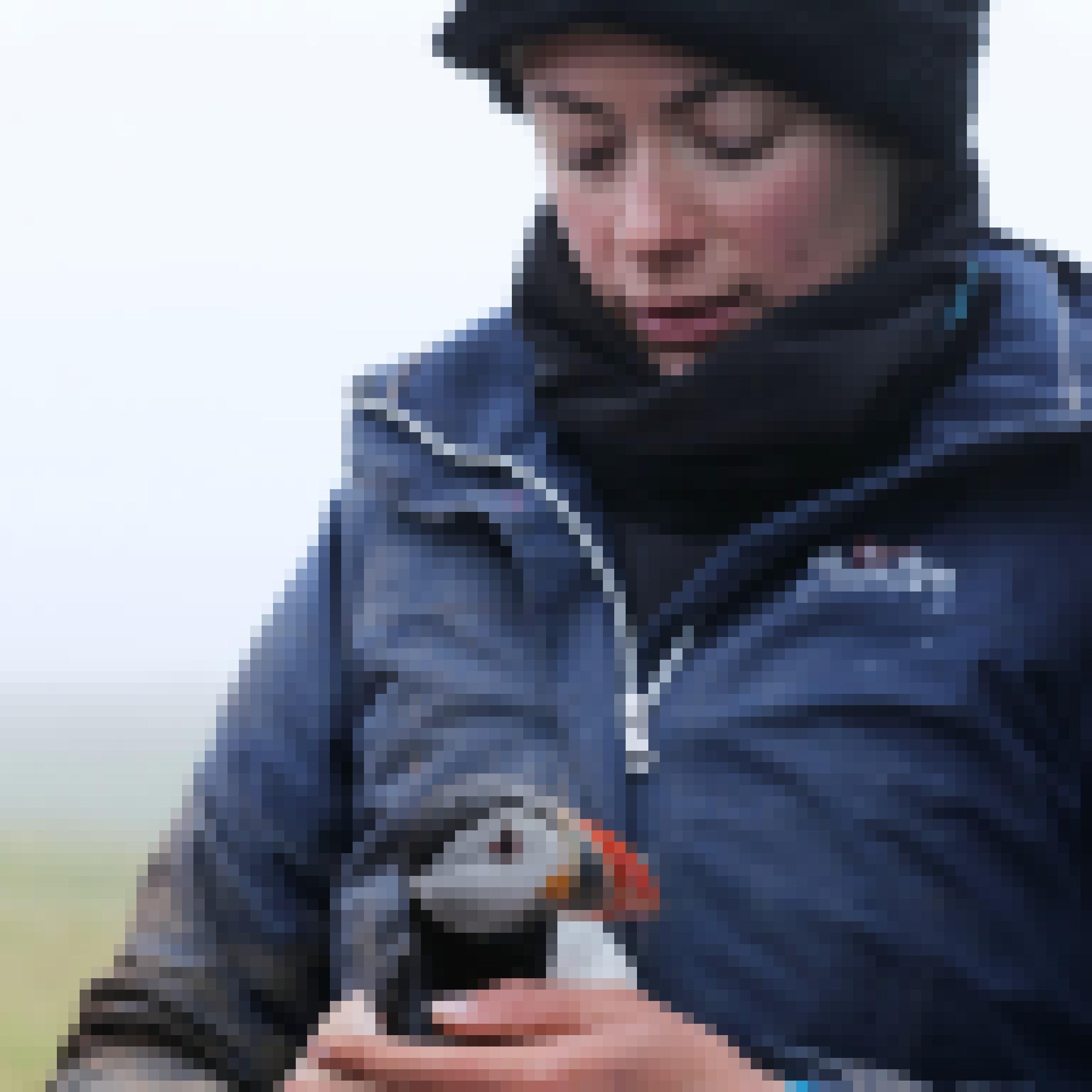Seevogelforscherin Annette Fayet hält einen Papageitaucher.