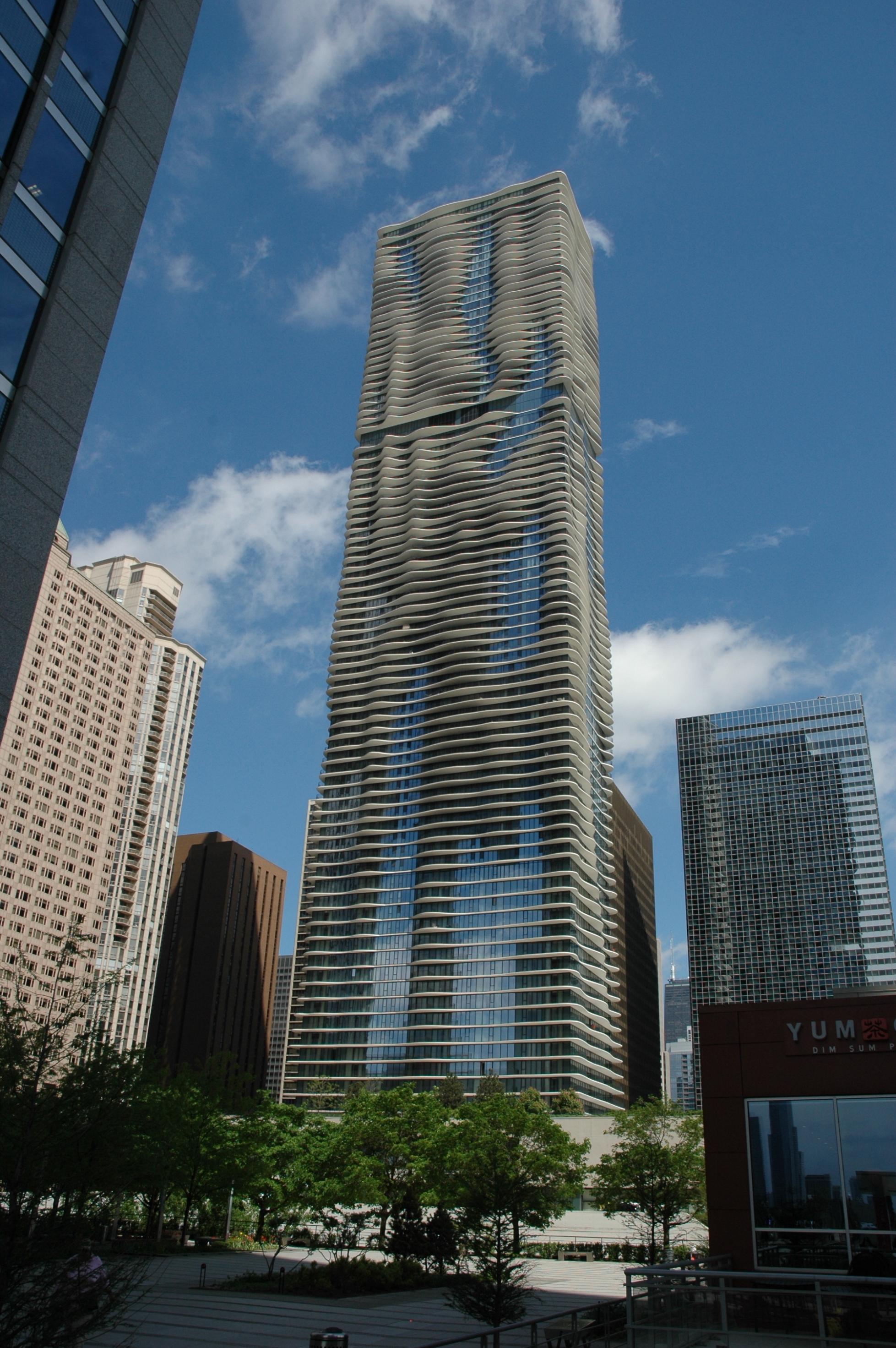 Die Fassade des Aqua Towers erinnert an Wellen, die auf einen flachen Strand auflaufen