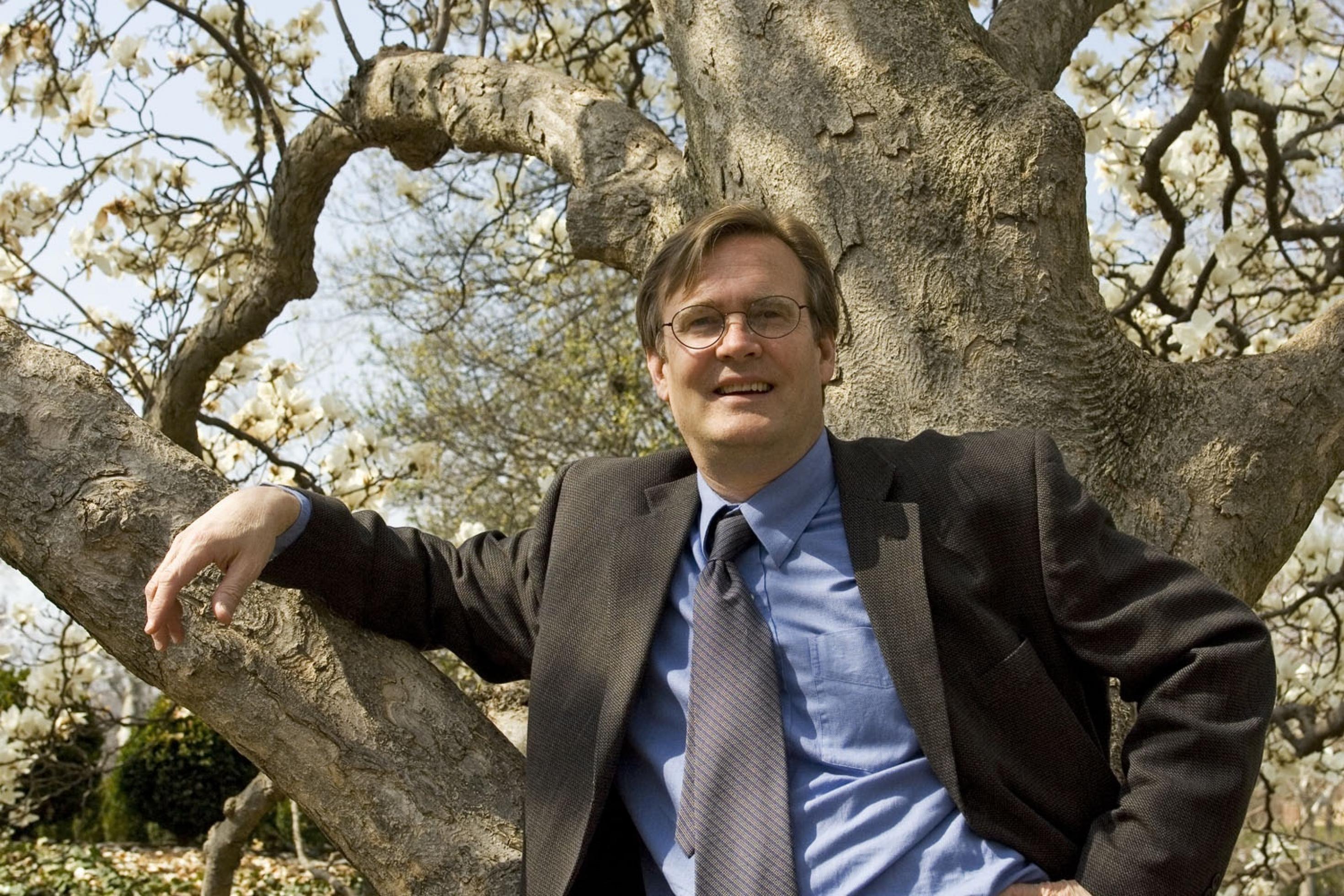 Der Autor und Stadtplaner Timothy Beatley im Porträt vor einem Baum