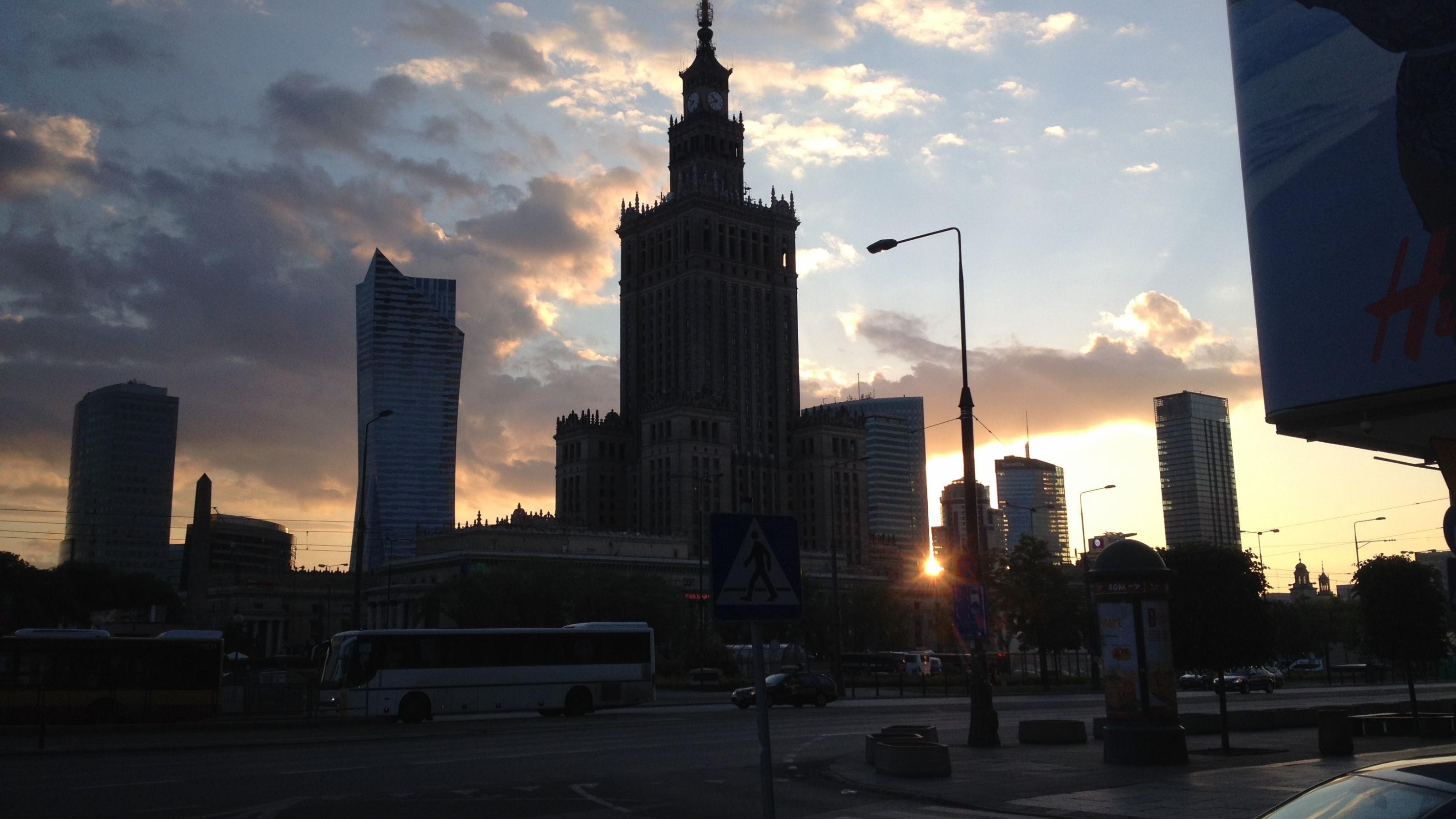 Hochhäuser in Warschau im Gegenlicht bei tiefstehender Sonne.