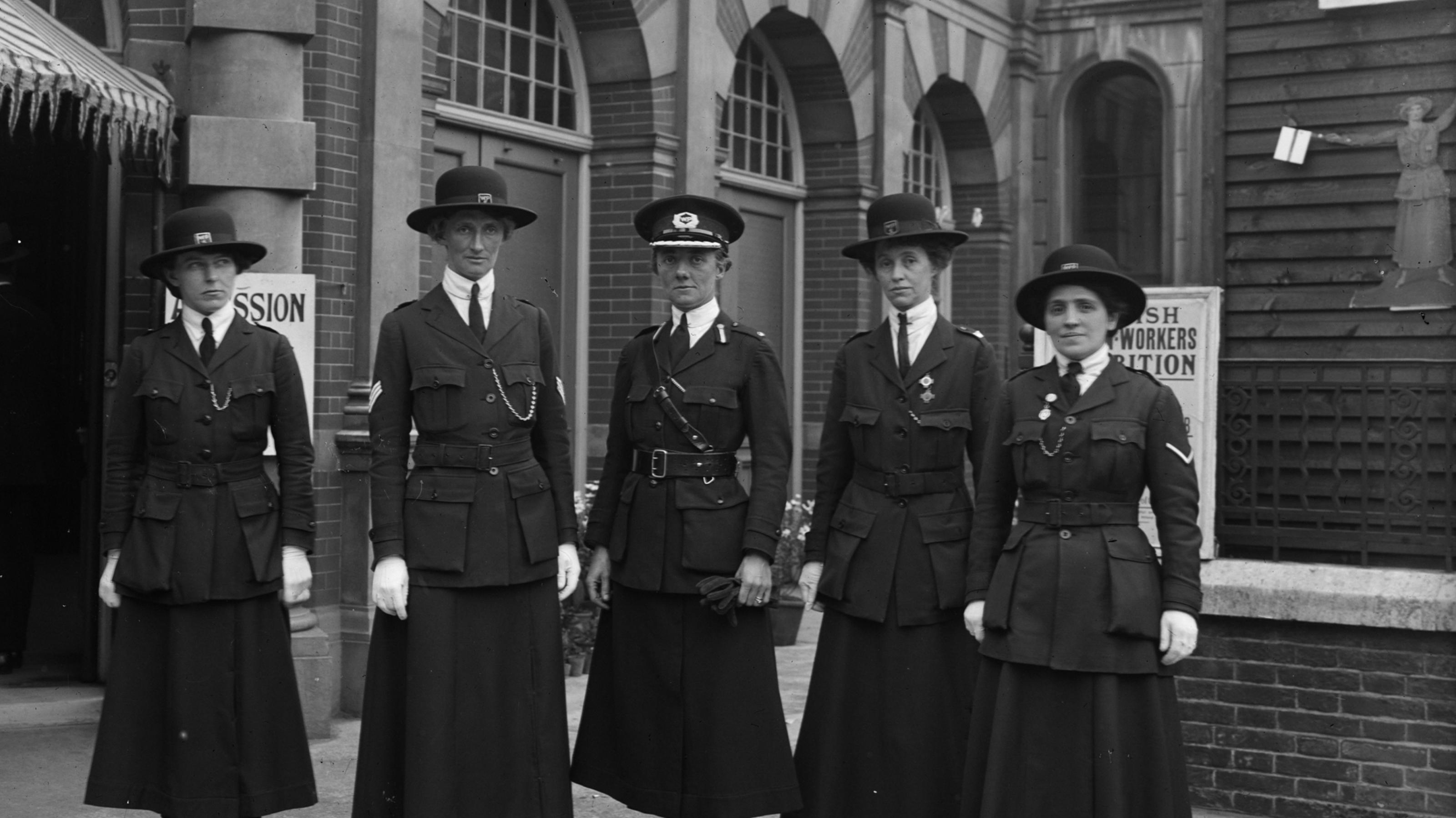 Eine Schwarzweissfotografie, die fünf  Frauen in Uniform zeigt.