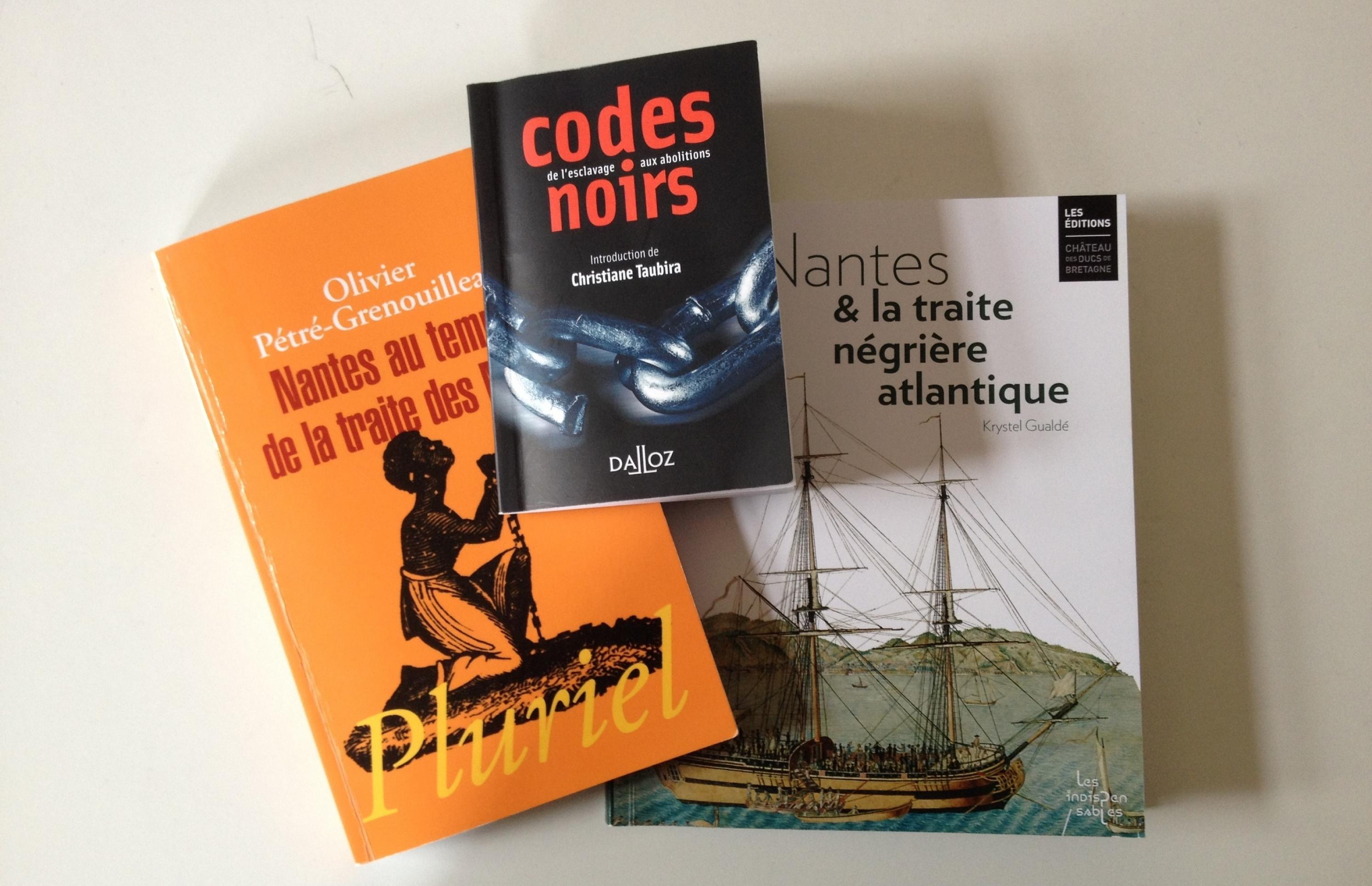 drei Bücher auf einem Tisch
