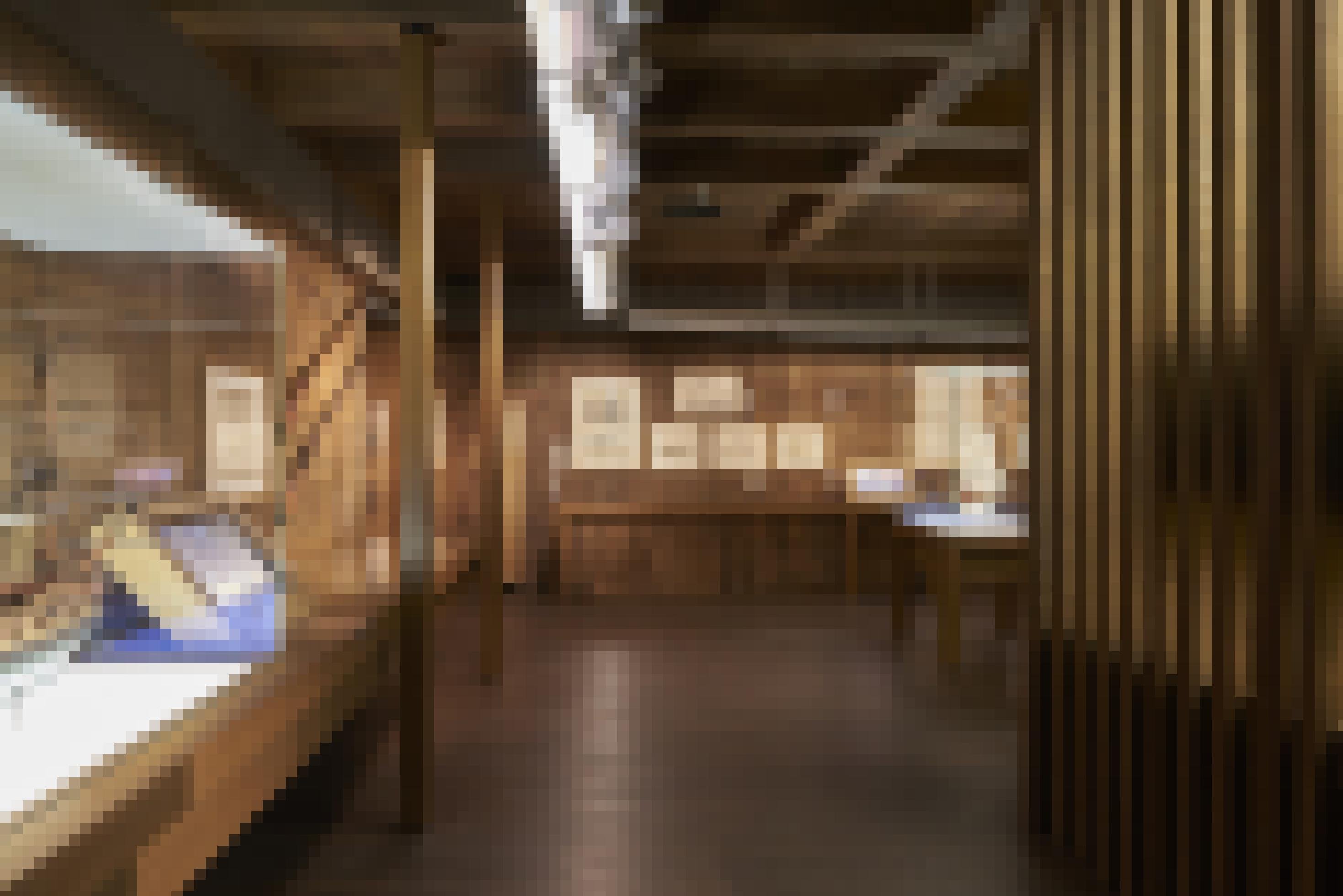 Blick in einen mit Holz vertäfelten Raum mit Vitrinen und Bilderrahmen für Archivmaterial.