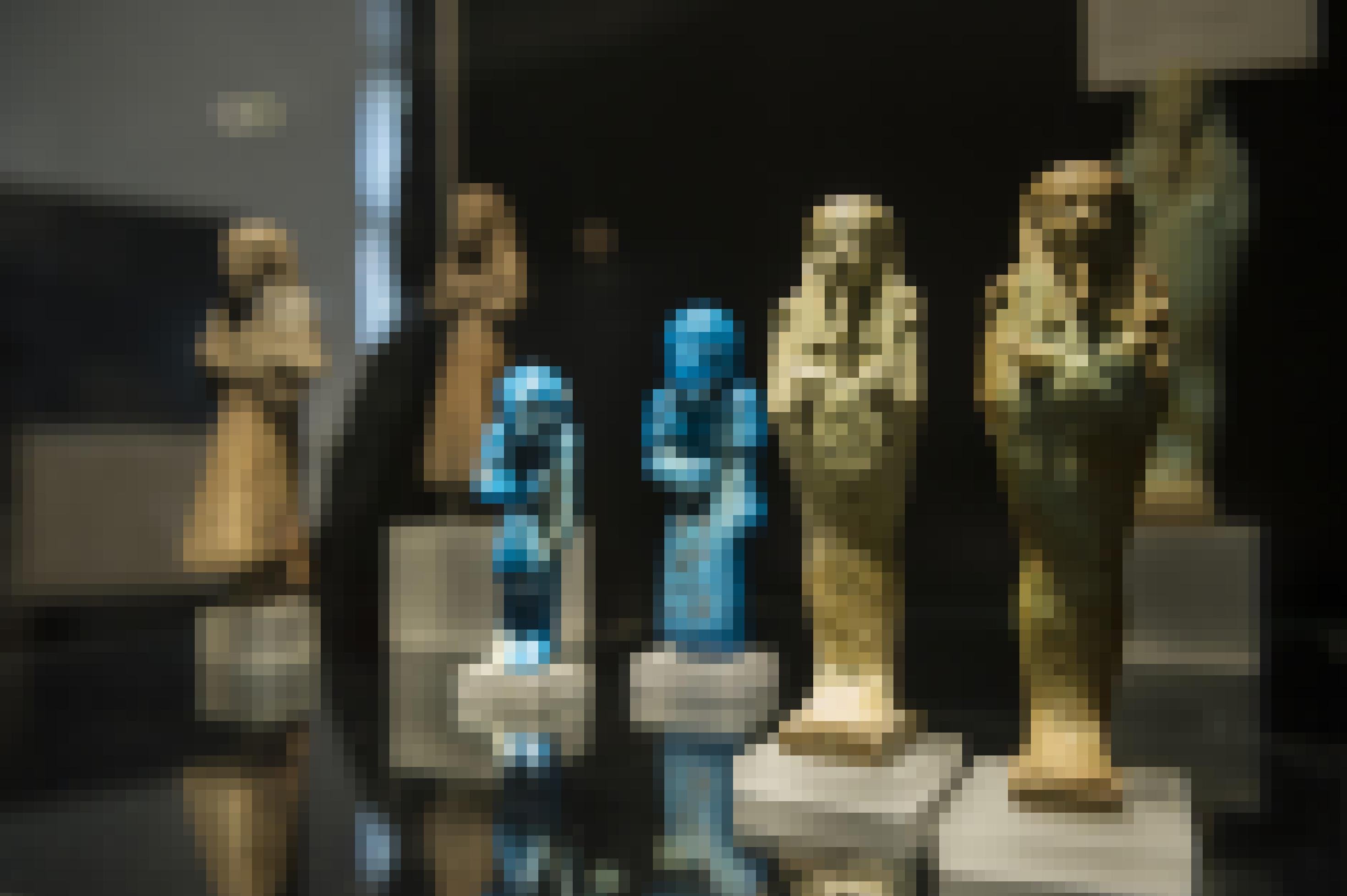 Ägyptische Statuetten in einer Glasvitrine.