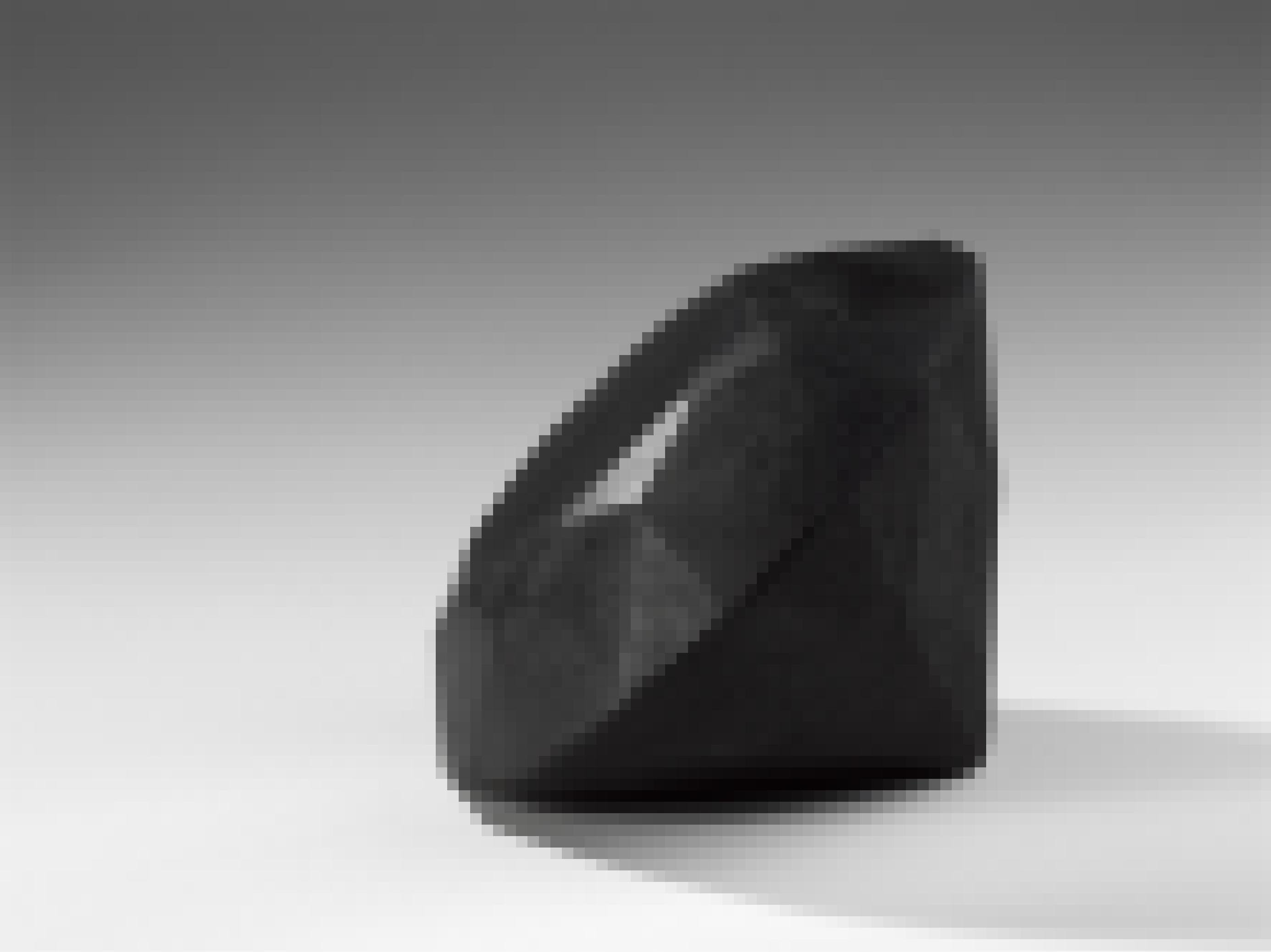 Ein Stück glänzende Kohle in Form eines Diamants.