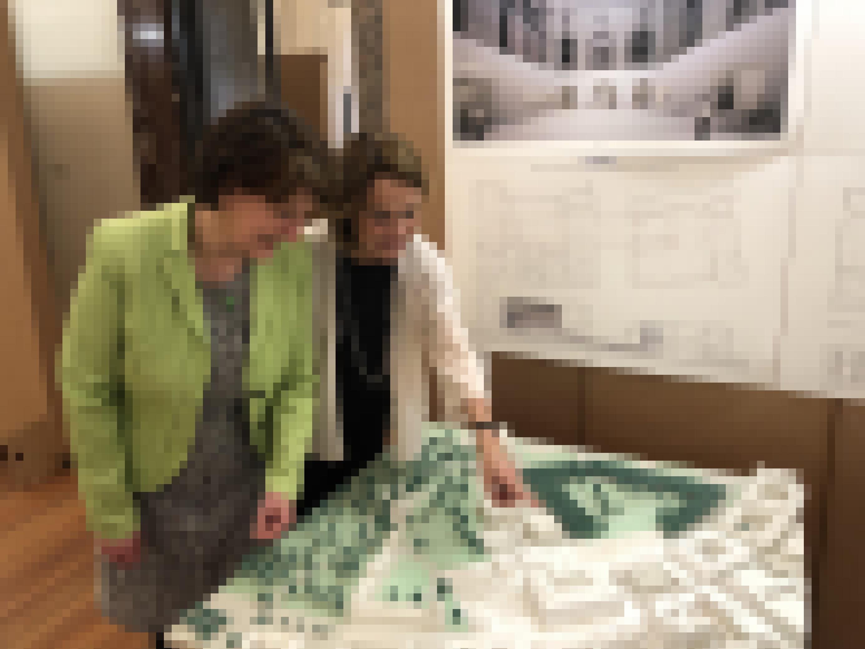Zwei Frauen betrachten eine Architekturmodell