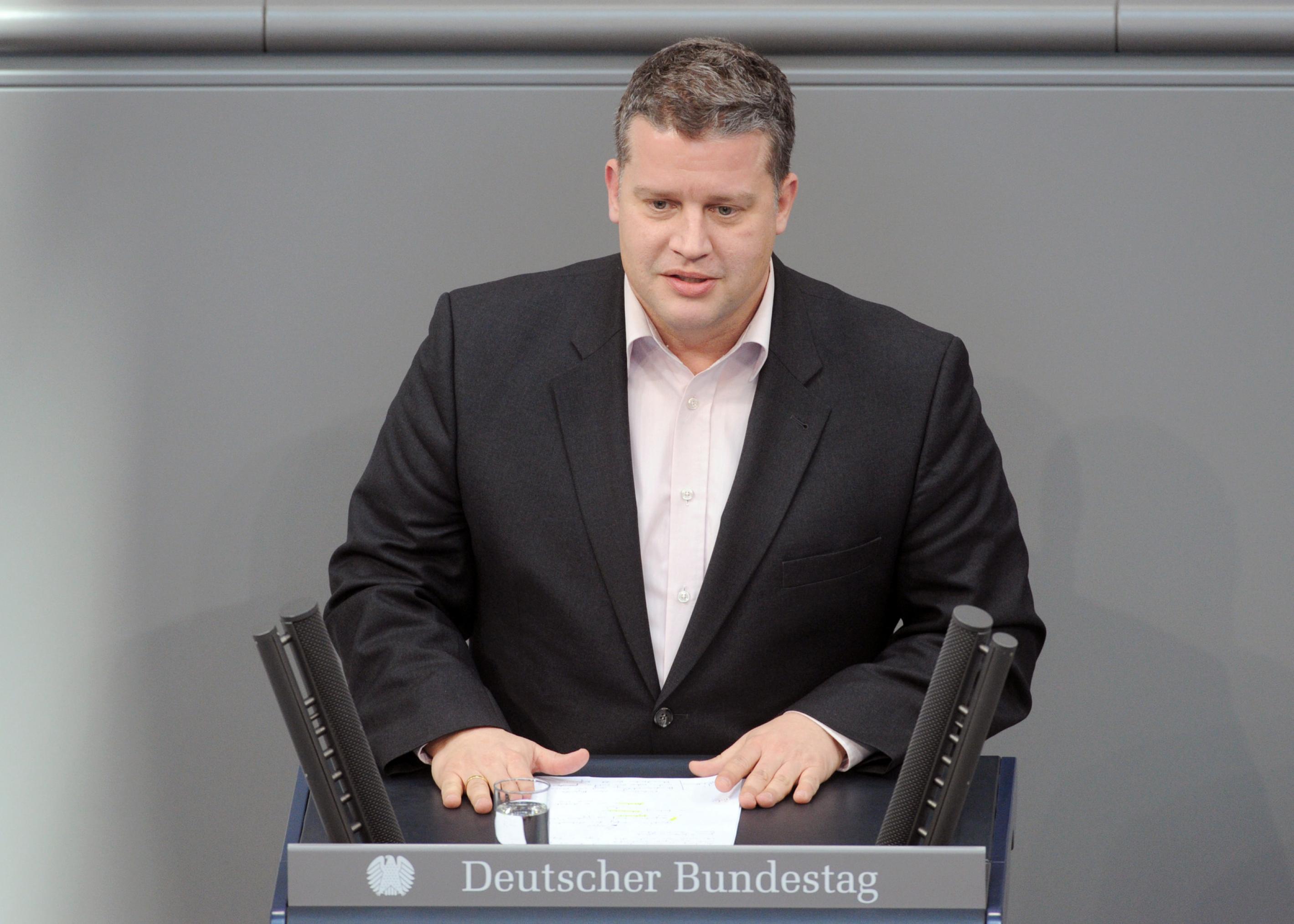 Carsten Träger steht am Rednerpult im Bundestag.