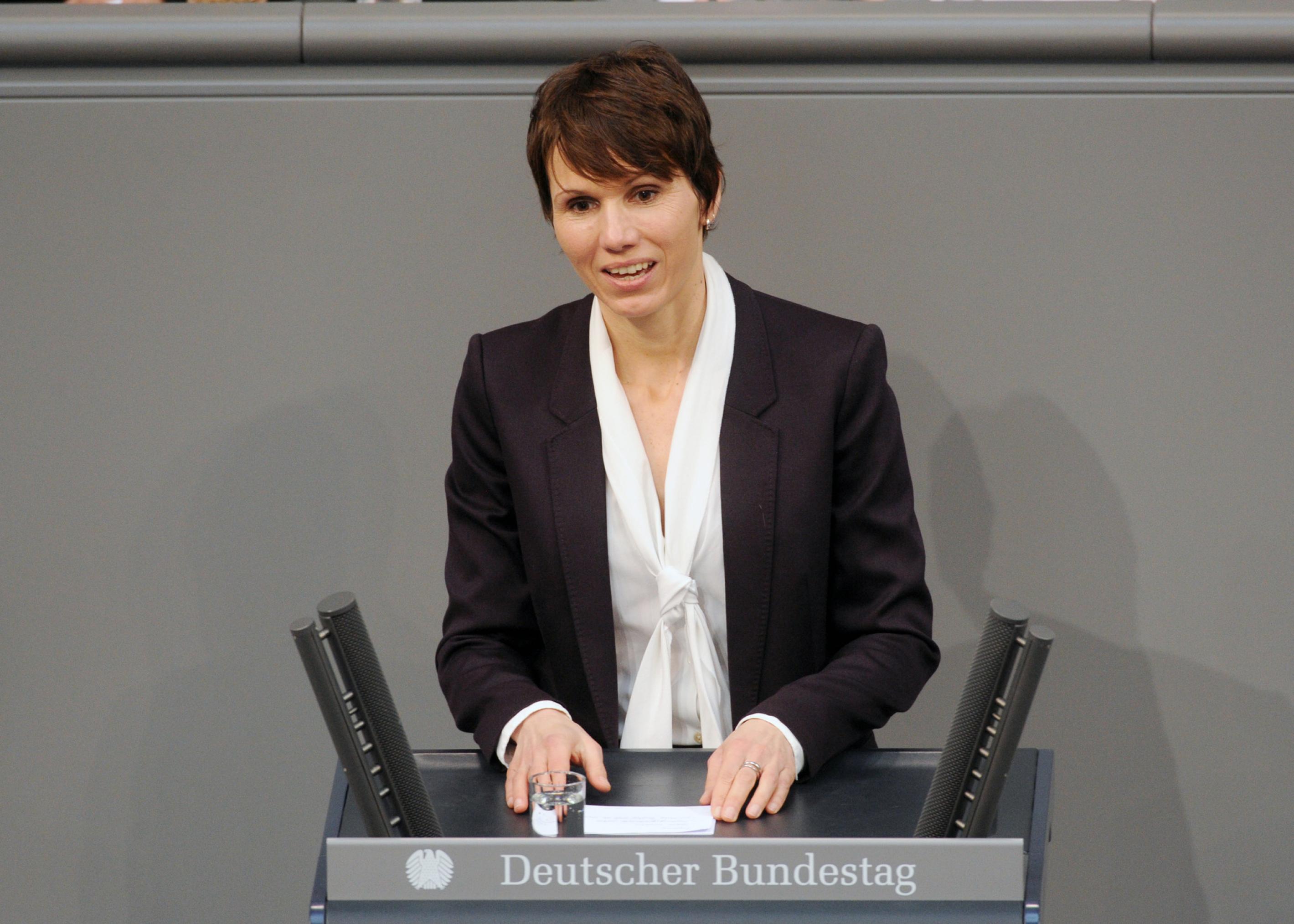 Judith Skudelny steht am Rednerpult im Bundestag.