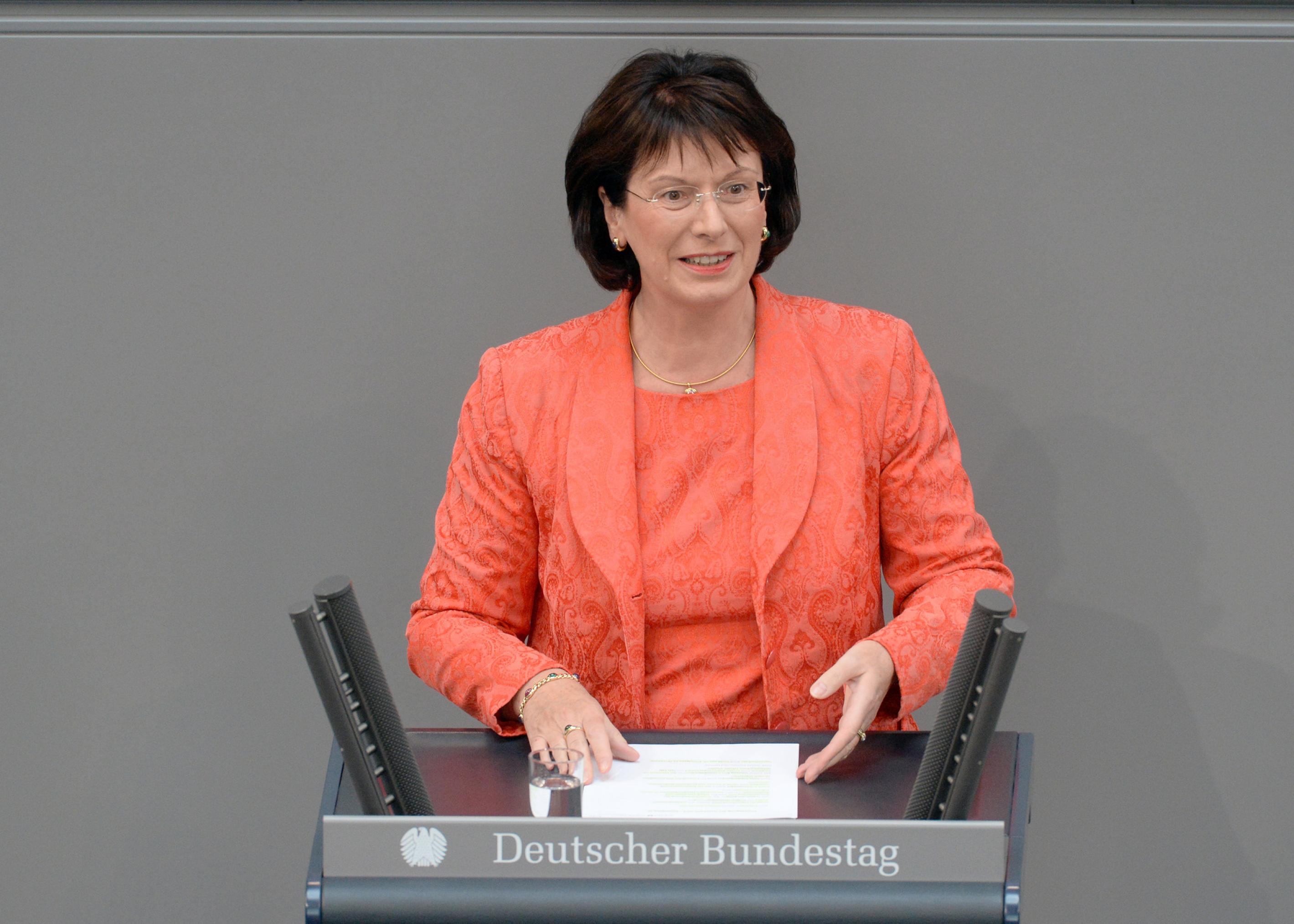 Marie-Luise Dött steht am Rednerpult im Bundestag.