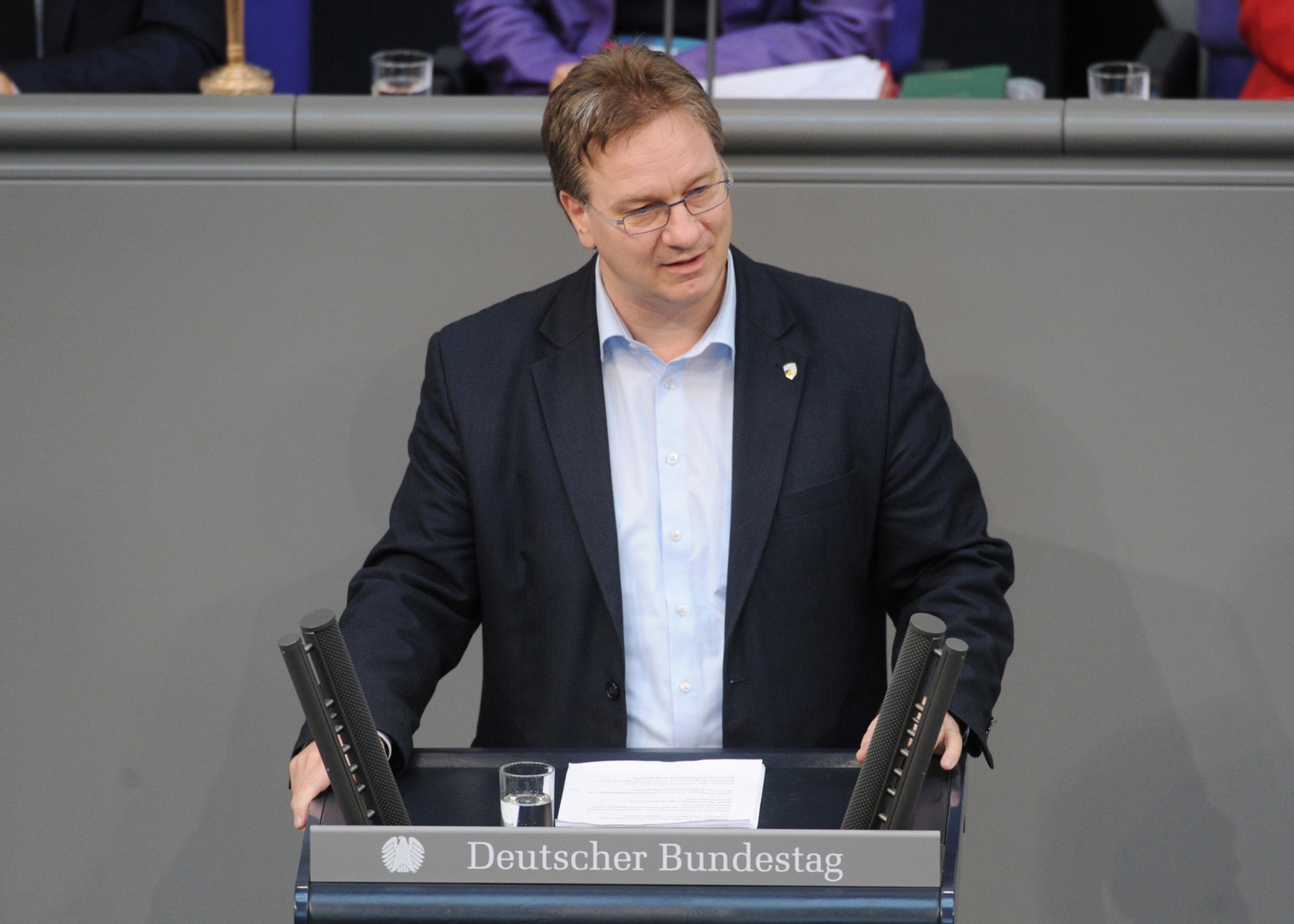 Ralph Lenkert steht am Rednerpult im Bundestag.
