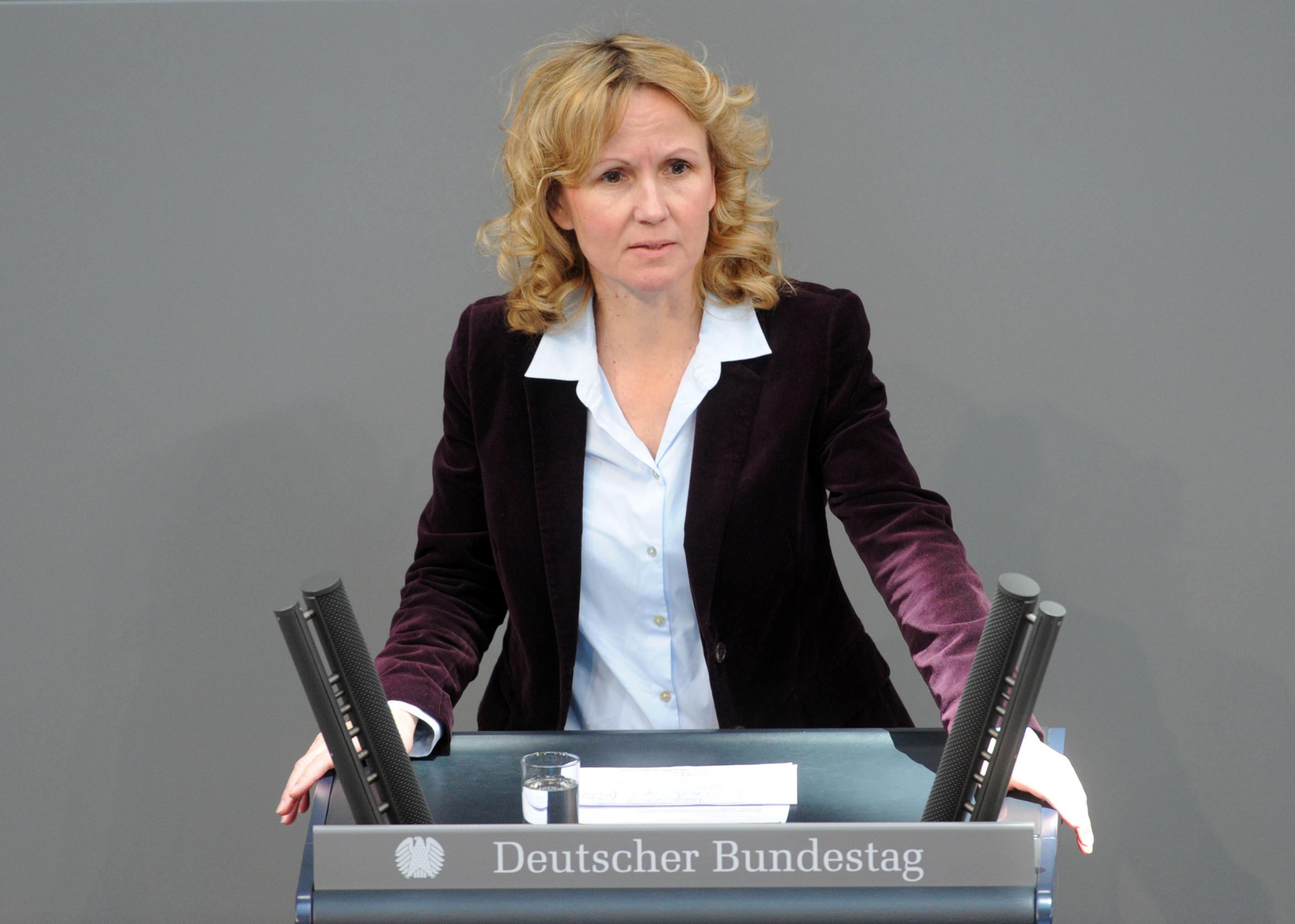 Steffi Lemke steht am Rednerpult im Bundestag.