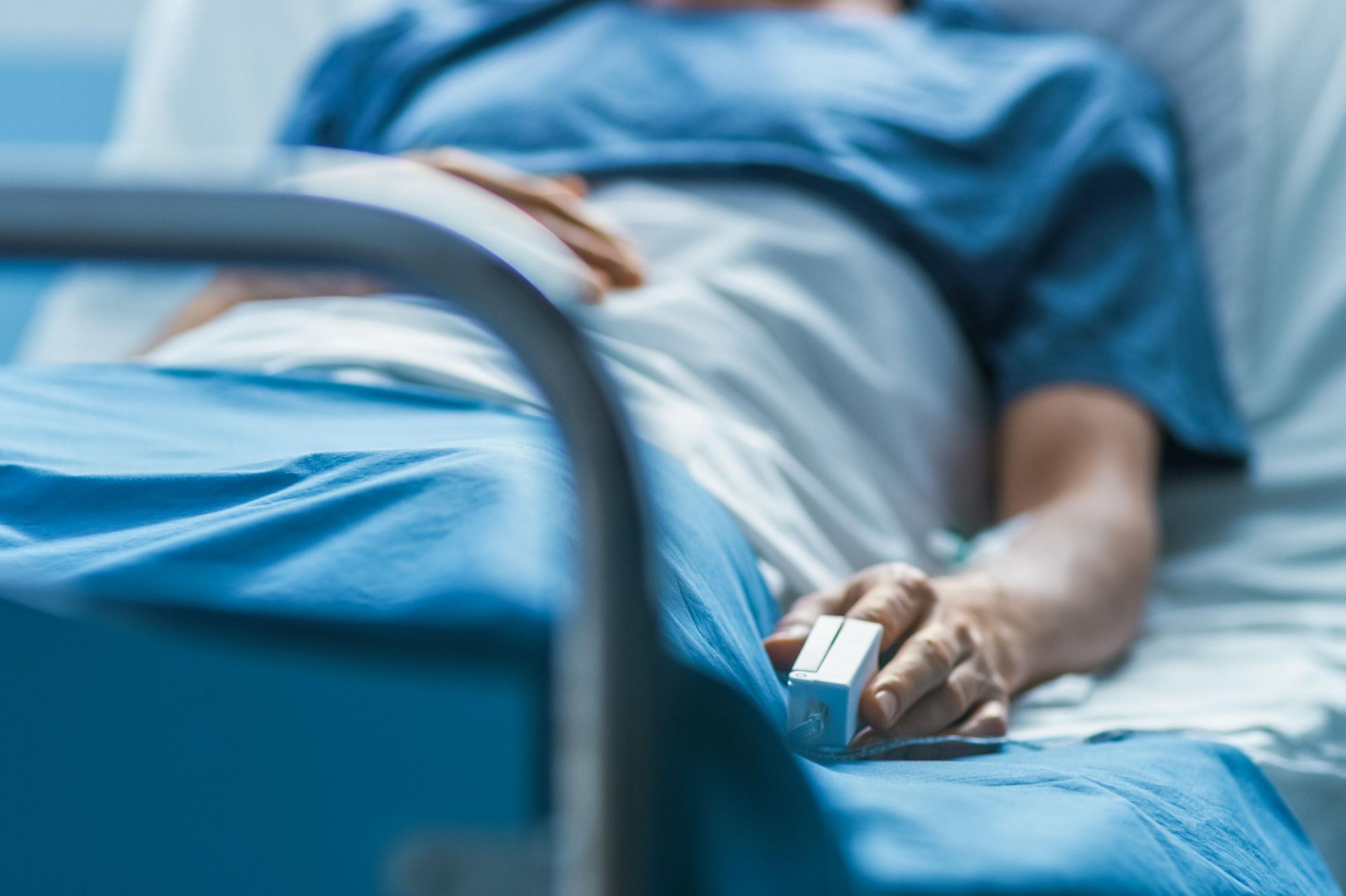Ein Patient liegt im Krankenhaus im Bett. Mit einer Patientenverfügung kann er festlegen, wie die weitere Behandlung bei schwerer Krankheit aussehen soll.