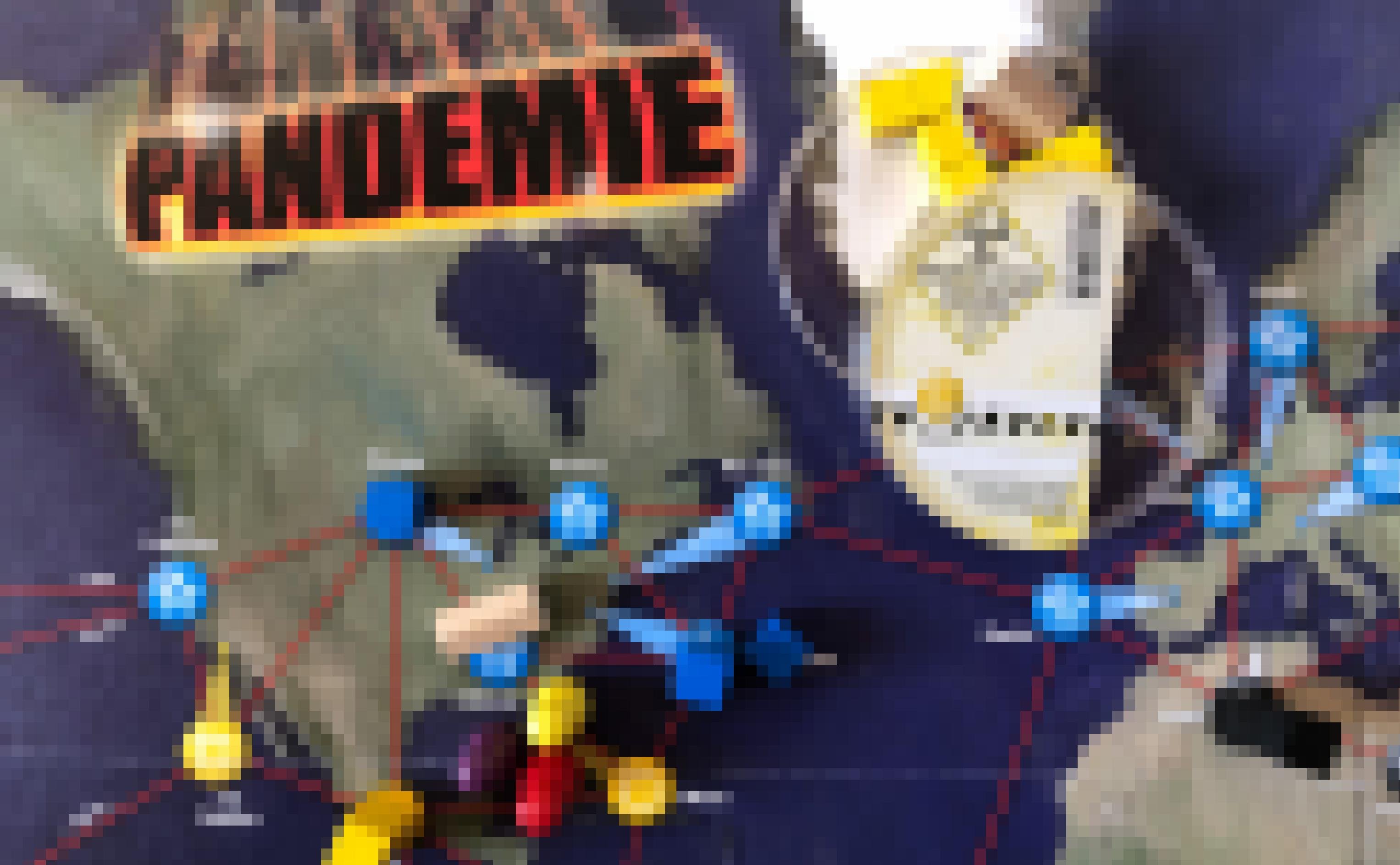 Ausschnitt des Spielfelds von Pandemie. Eine stilisierte Weltkarte mit einer Reihe von Städten. Darauf sind blaue, gelbe, rote und schwarze Holzwürfel verteil sowie Spielfigürchen und ein hölzernes Haus. Auf dem Deckel einer Petrischale steht „Absteckende Substanz“.