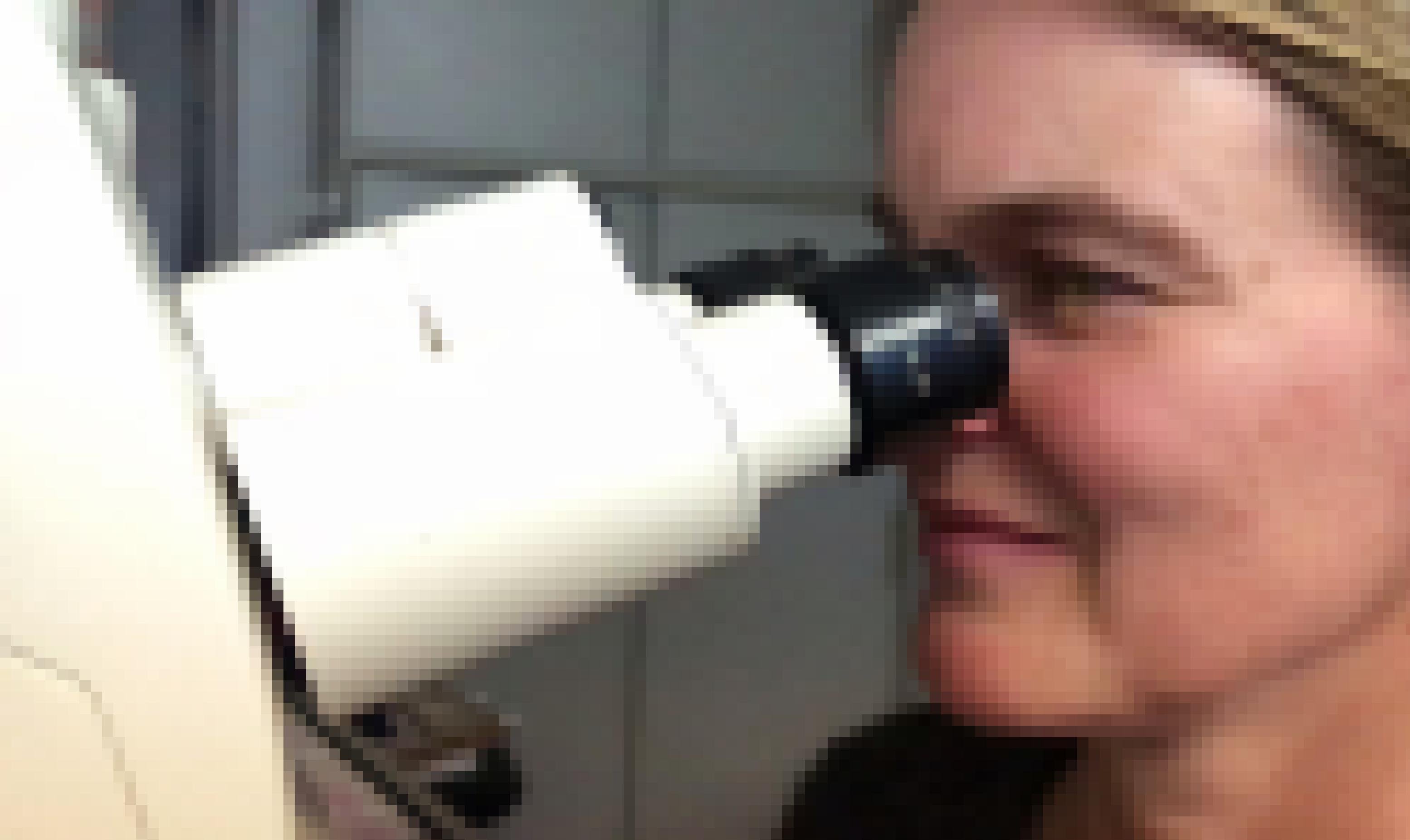 Gudrun Wibbelt schaut in ein Mikroskop.