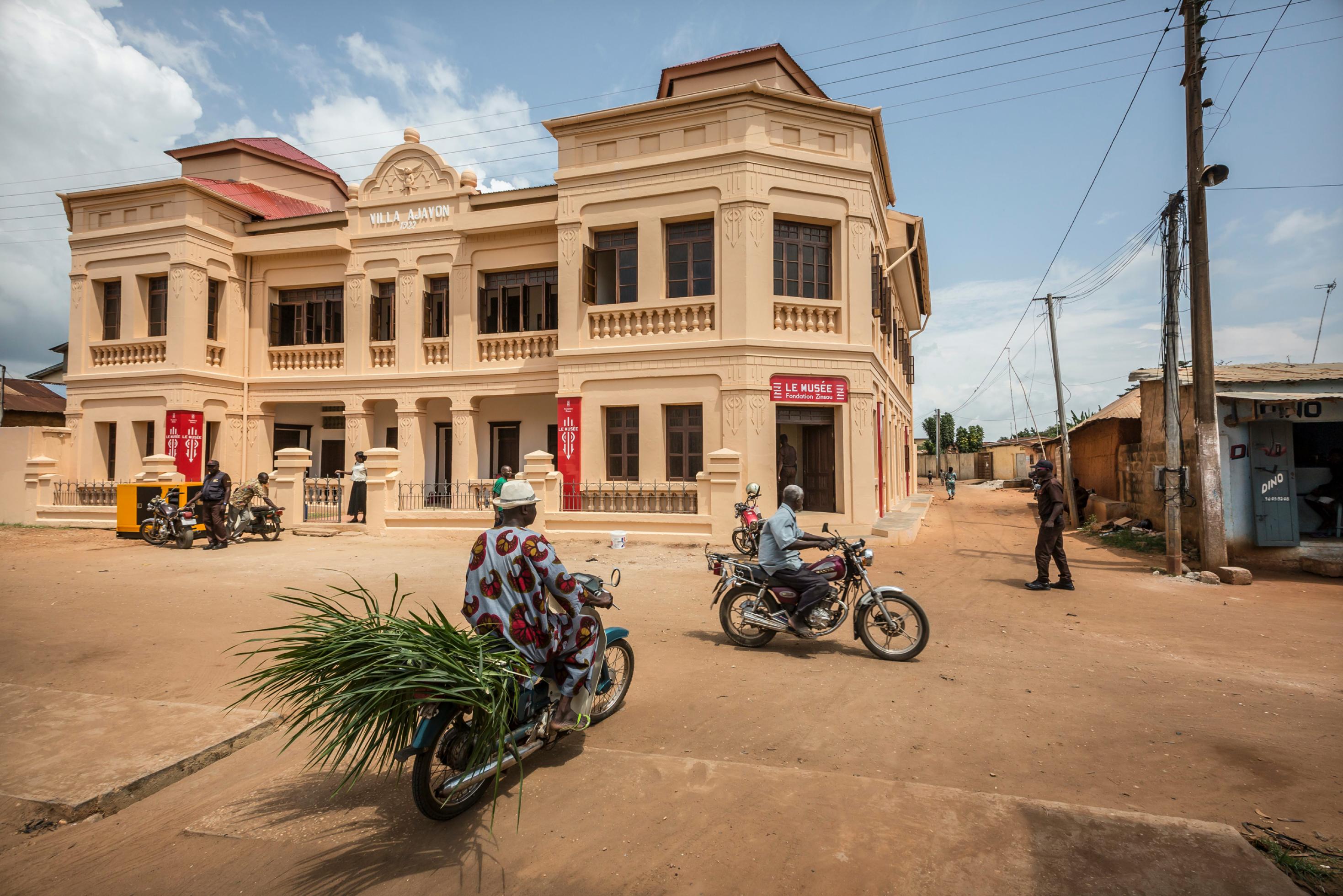 Das Museum der Fondation Zinsou in Ouidah, Benin ist in einem sandsteinfarbenen Gebäude der Kolonialzeit untergebracht.
