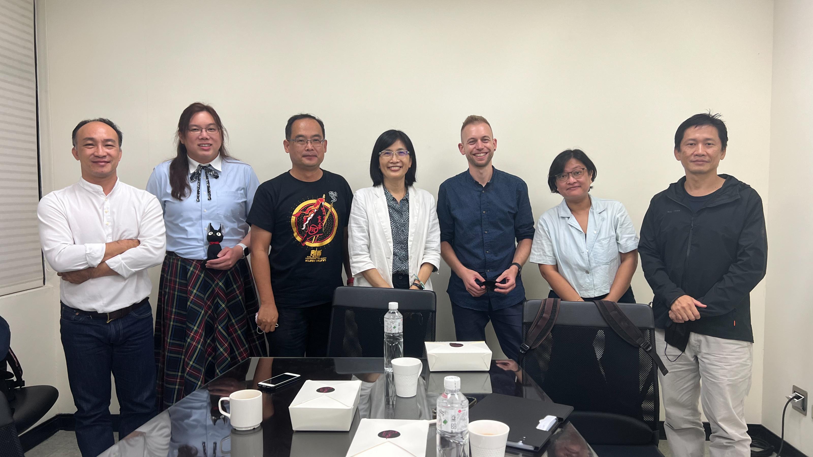 Autor Tobias Sauer (3. v. r.) mit Interviewpartnern in Taiwan