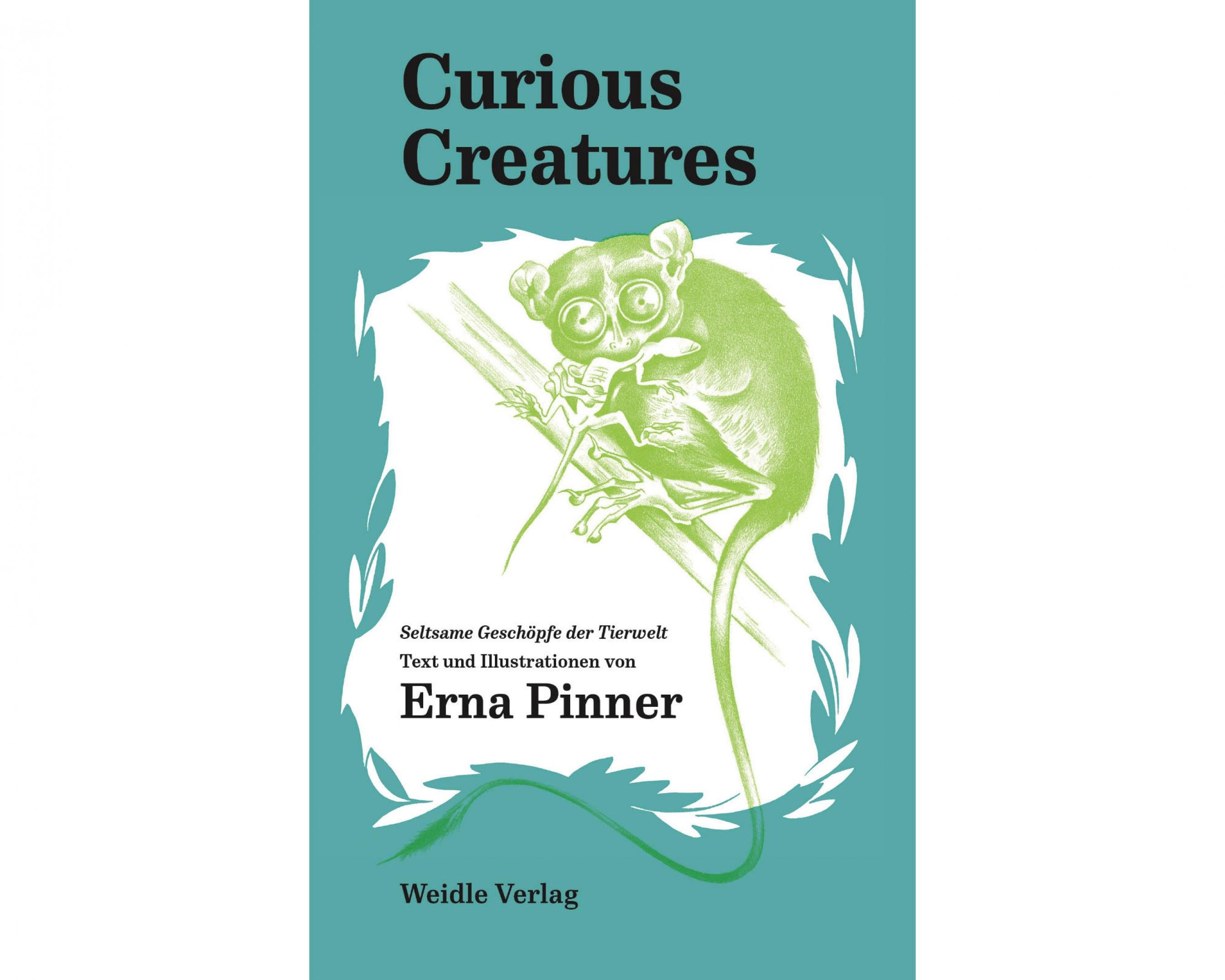 Das Titelbild des Buchs „Curious Creatures“ zeigt einen Koboldmaki mit großen Augen auf einem Ast sitzen. Er beißt in eine Eidechse.