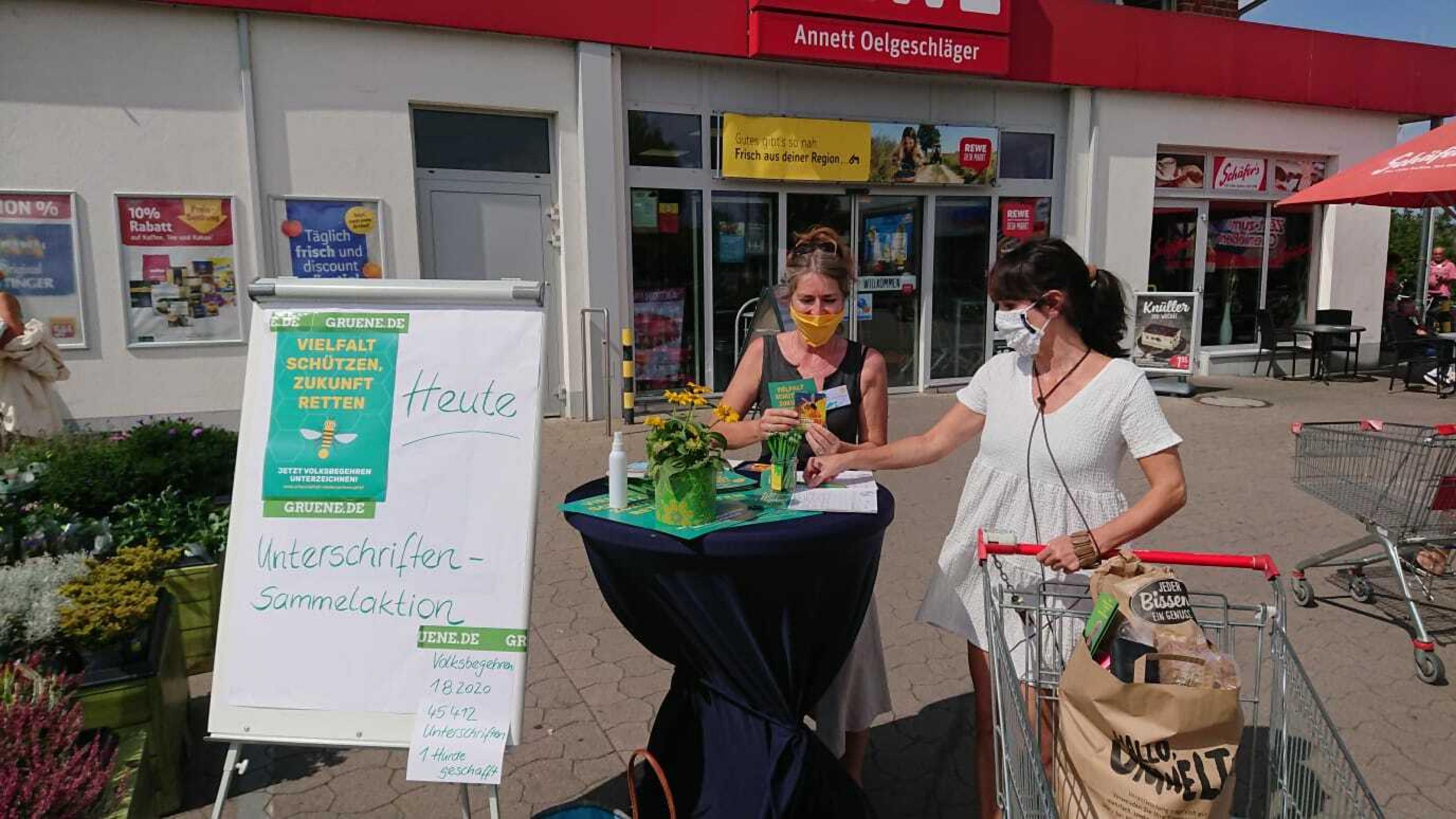 Vor einem Supermarkt in Nordstemmen bei Hildesheim haben Unterstützerïnnen des Volksbegehrens Artenvielfalt Niedersachsen einen Stand errichtet, um Unterschriften zu sammeln