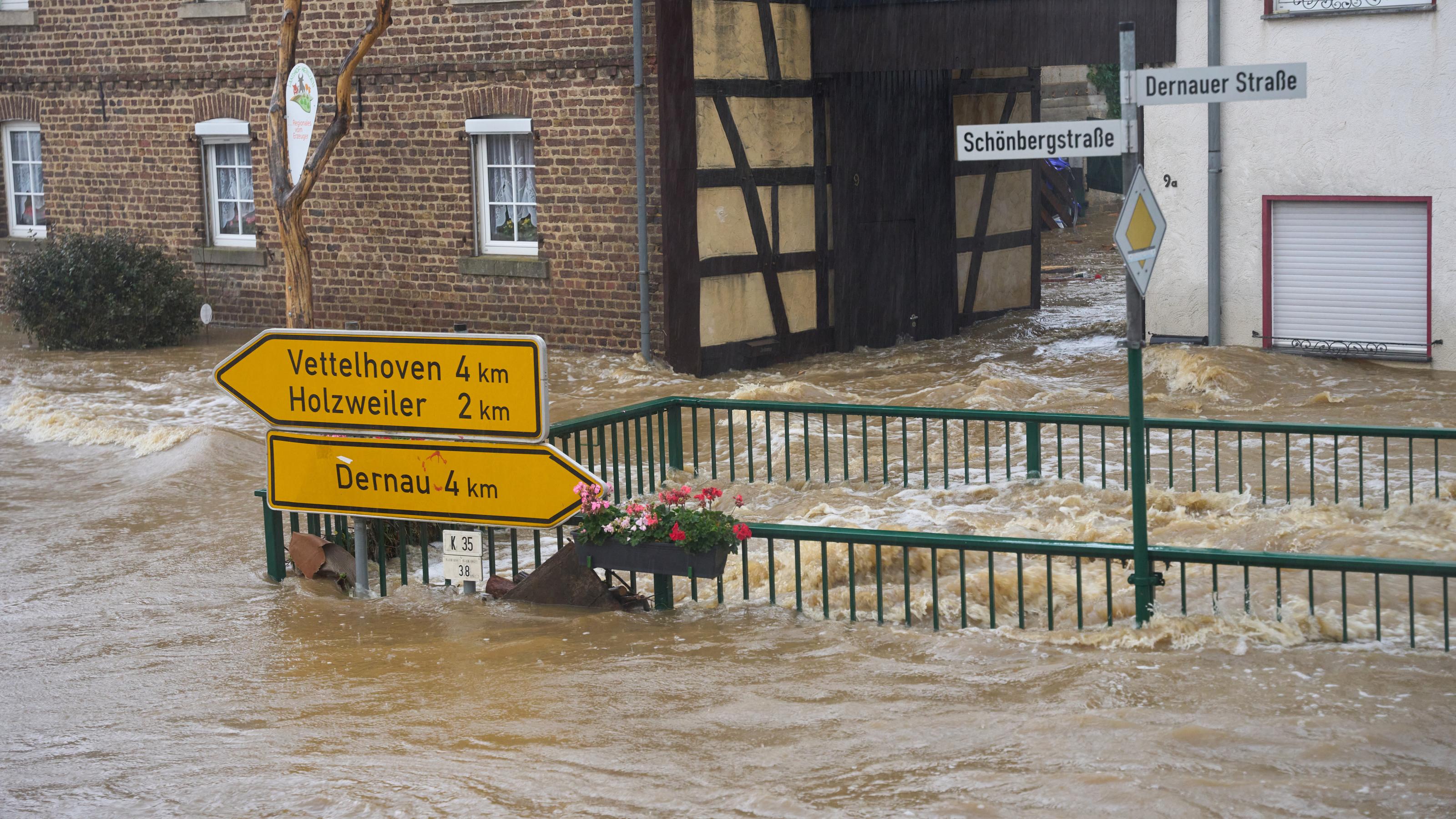 Die Straßen von Esch (Kreis Ahrweiler) haben sich in reißende Ströme verwandelt. Extreme Niederschläge, wie es sie selten gab, haben in Rheinland-Pfalz und Nordrhein-Westfalen zahlreiche Ortschaften und Keller geflutet.