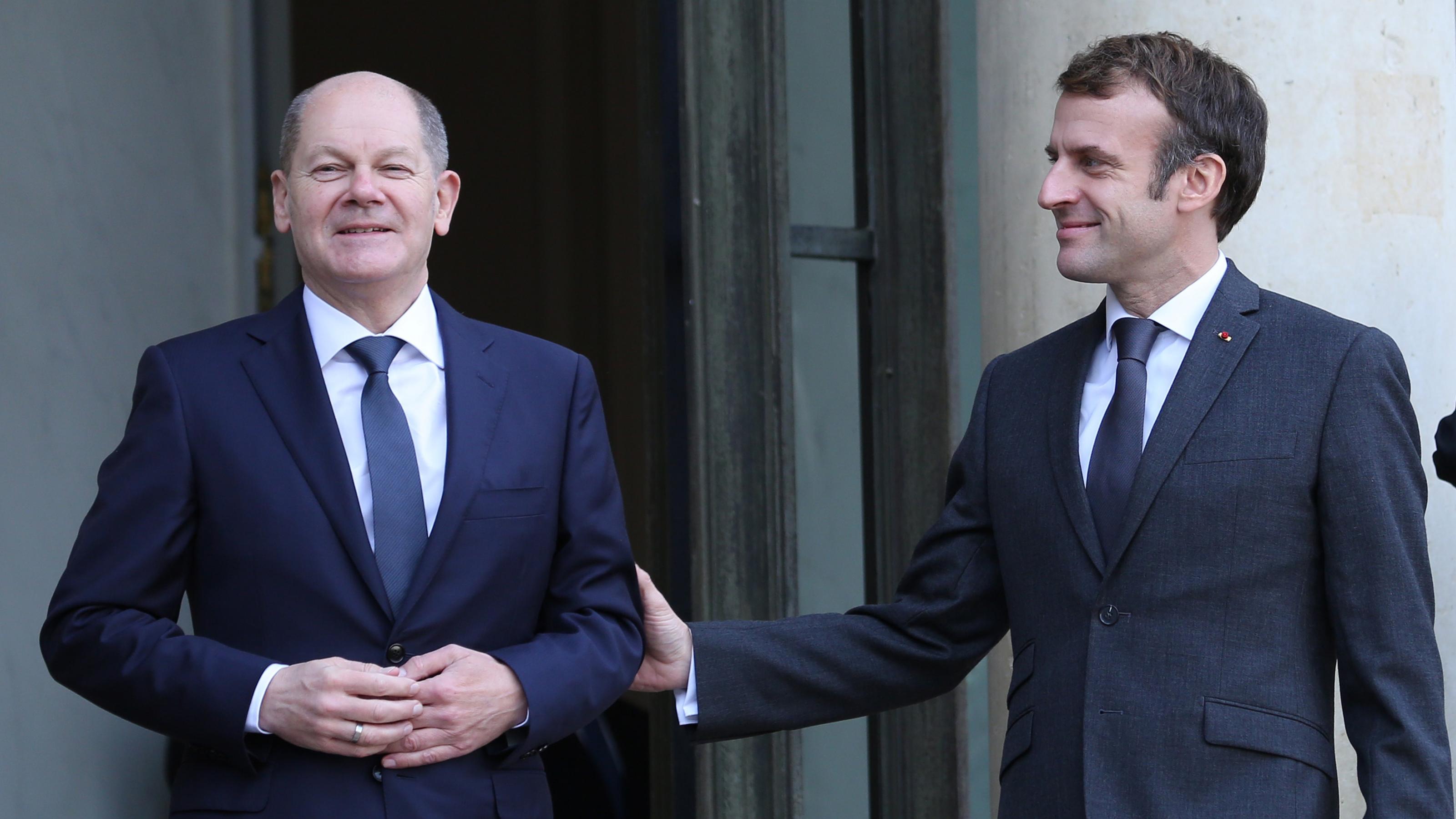 Olaf Scholz und Emmanuel Macron beim ersten Staatsbesuch des neuen Kanzlers in Paris.
