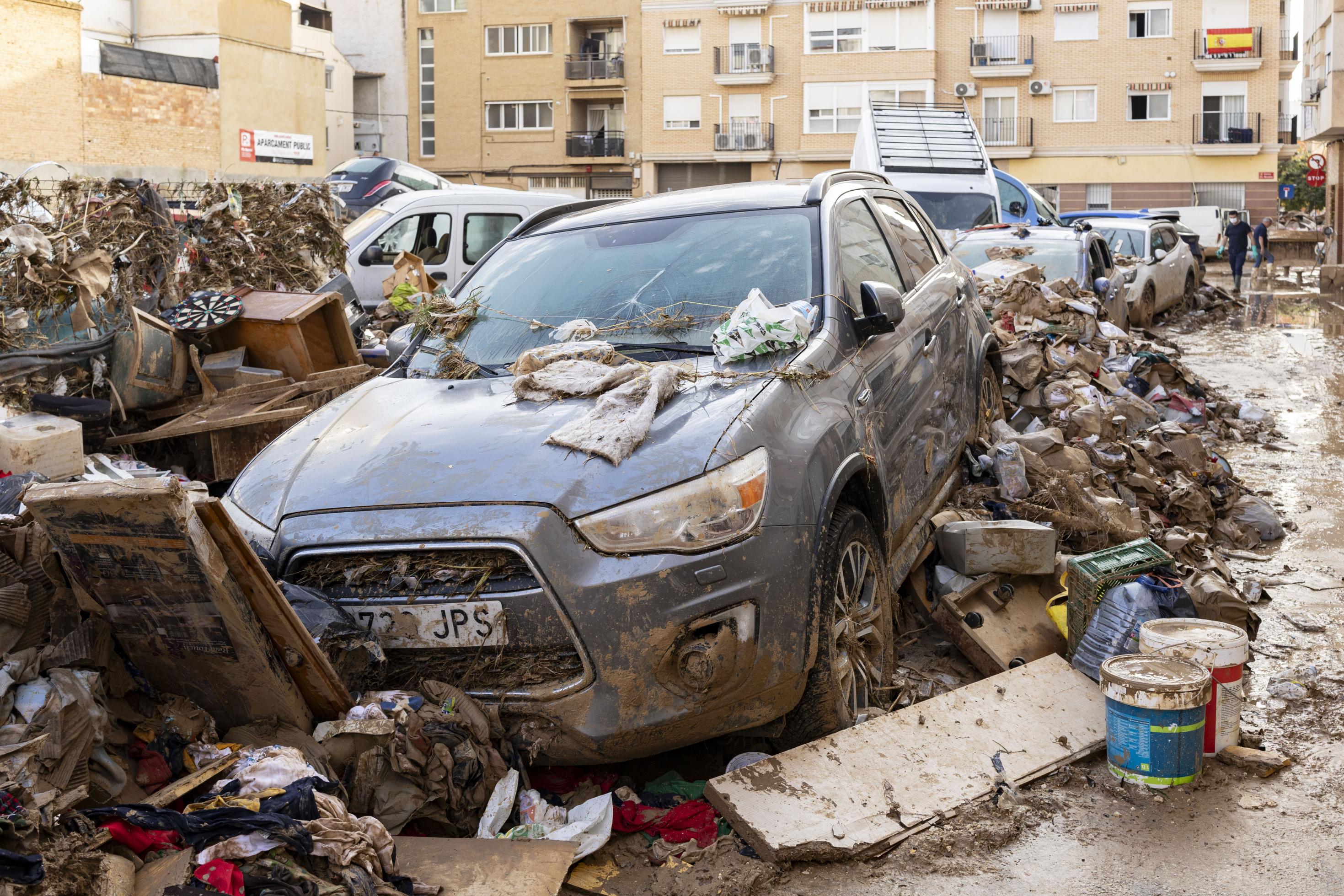 Die an der Straße geparkten Autos zeigen, mit welcher Macht das Wasser sich Bahn brach. Gesehnt in Paiporta, Valencia