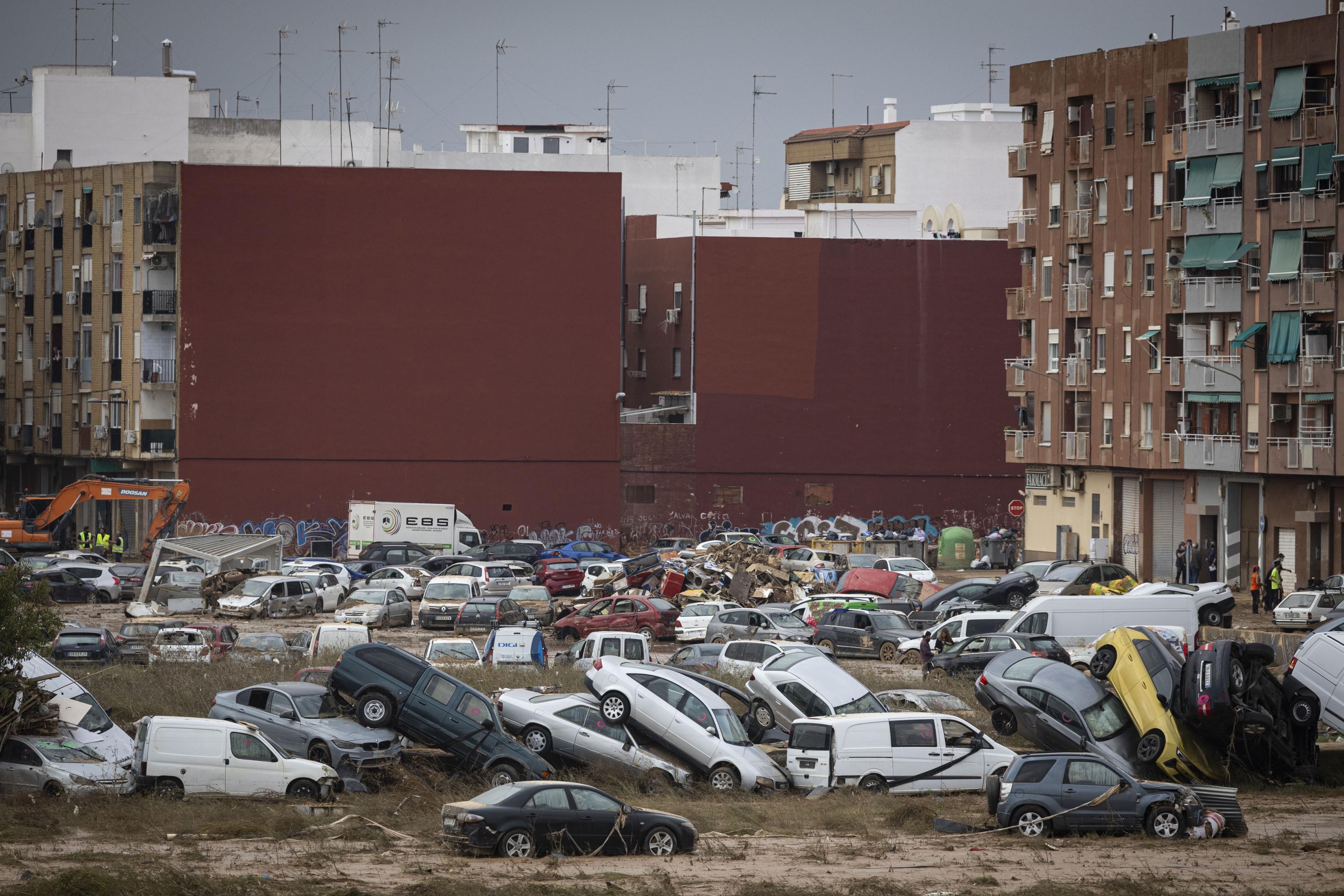 Ein Parkplatz in Paiporta. Die geparkten Wagen wurden durch die Fluten übereinander geschoben. Viele Menschen ertranken beim Versuch, das Auto noch schnell aus der Tiefgarage zu holen oder von einem ufernahen Parkplatz zu einem höher gelegenen zu bringen.