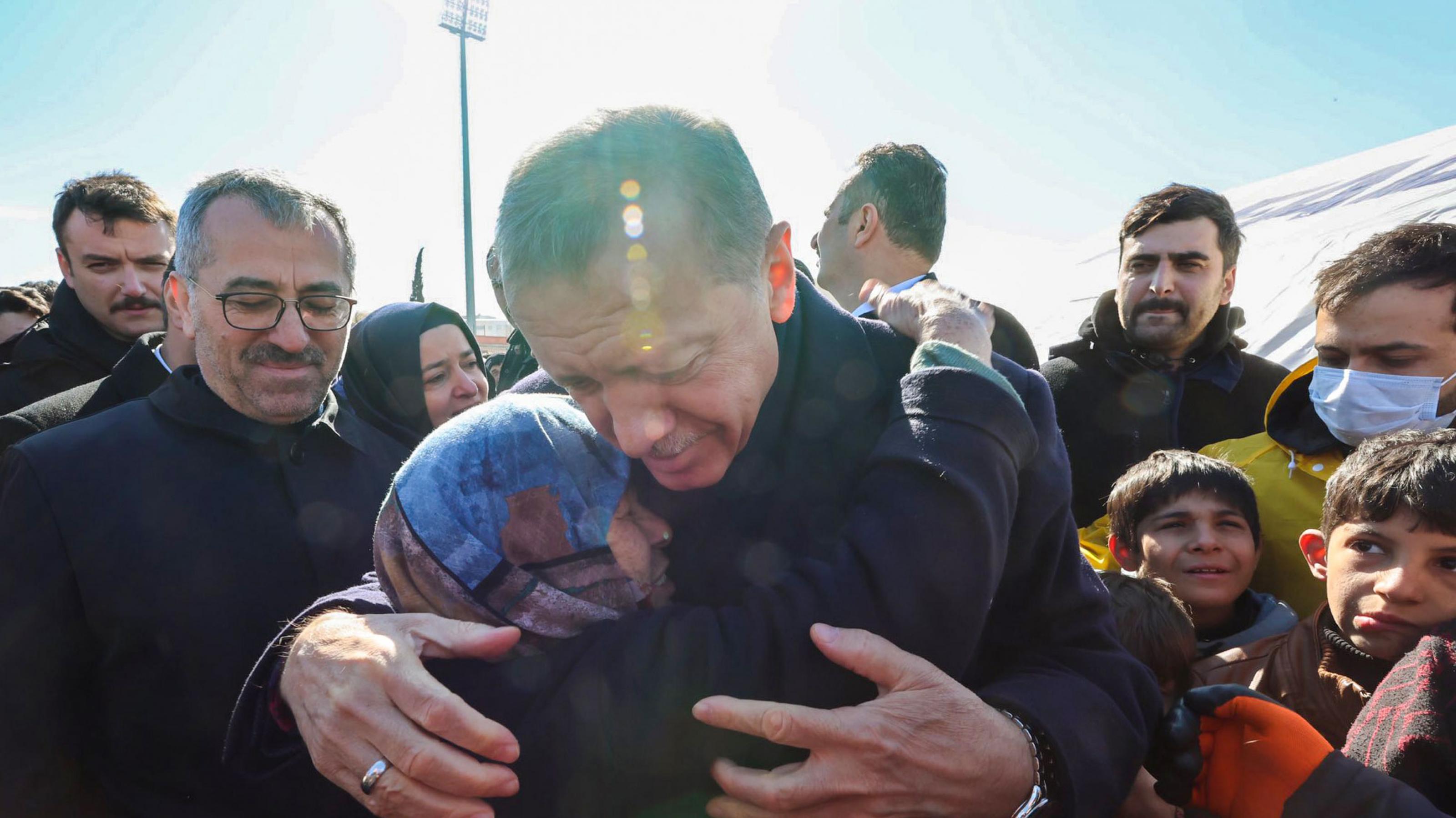 Erdogan umarmt ein Erdbebenopfer