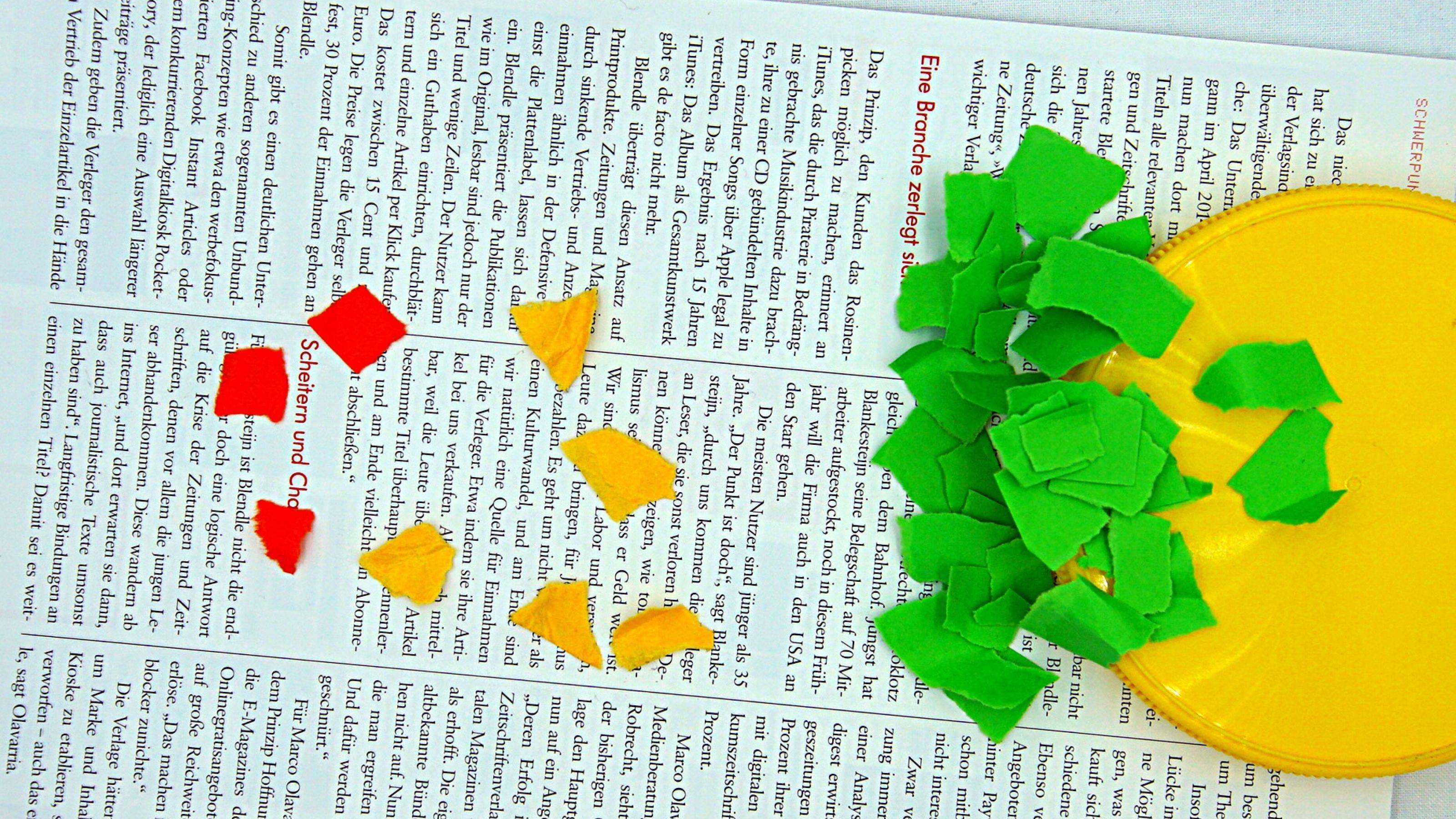 Papierschnipsel, die die drei Farben der Innovation zeigen