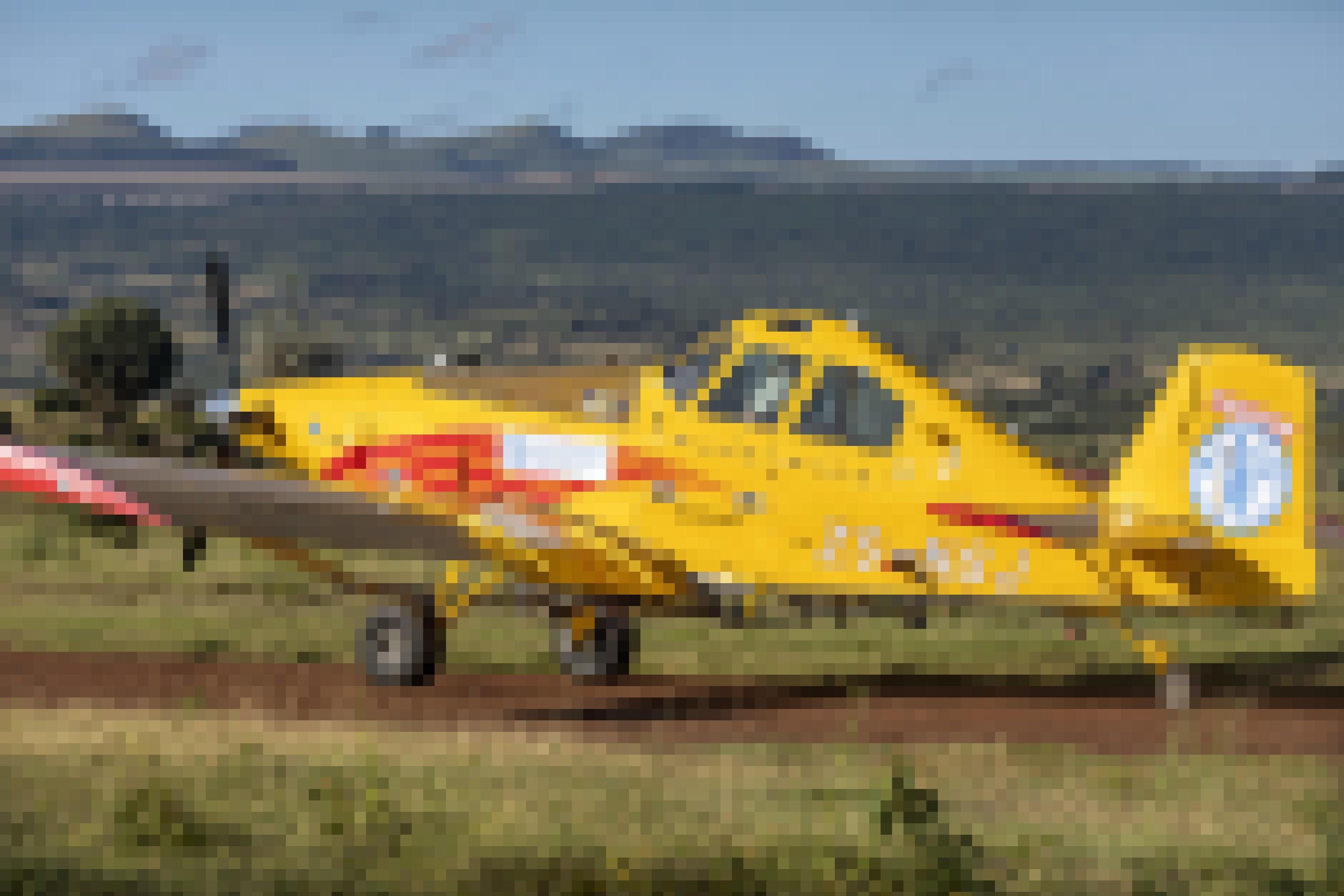 ein gelbes Flugzeug auf einem Feld [AI]