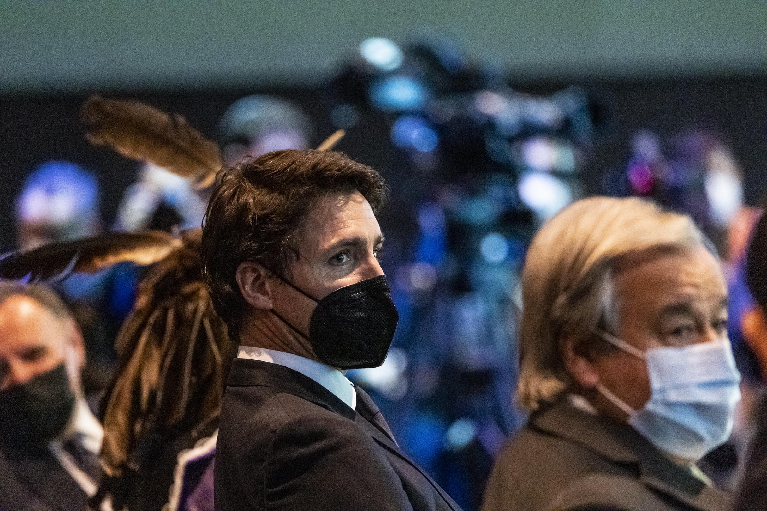 Trudeau mit Maske auf einem Stuhl im Publikum