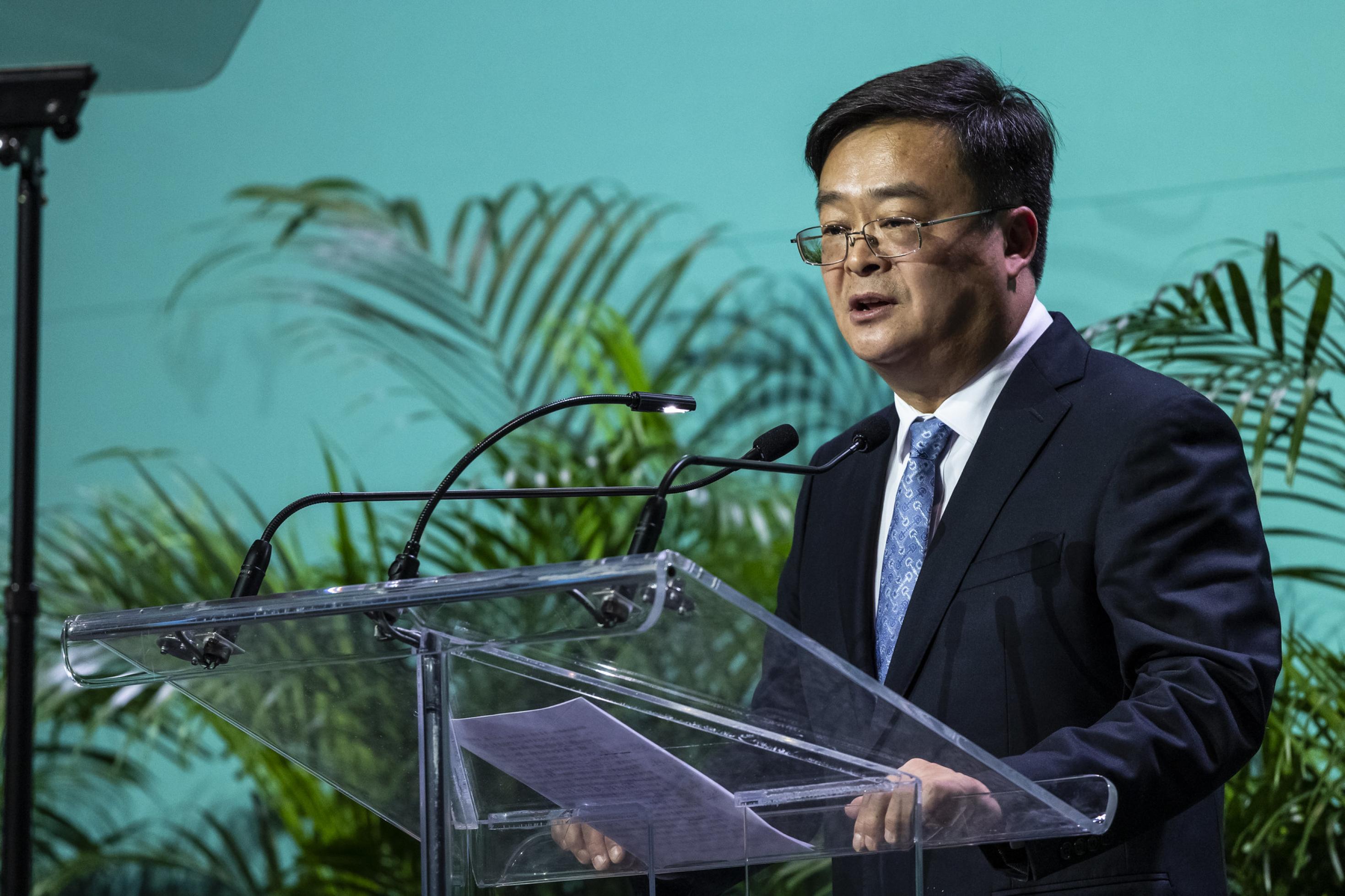 Chinas Umweltminister Huang Runqiu am Rednerpult
