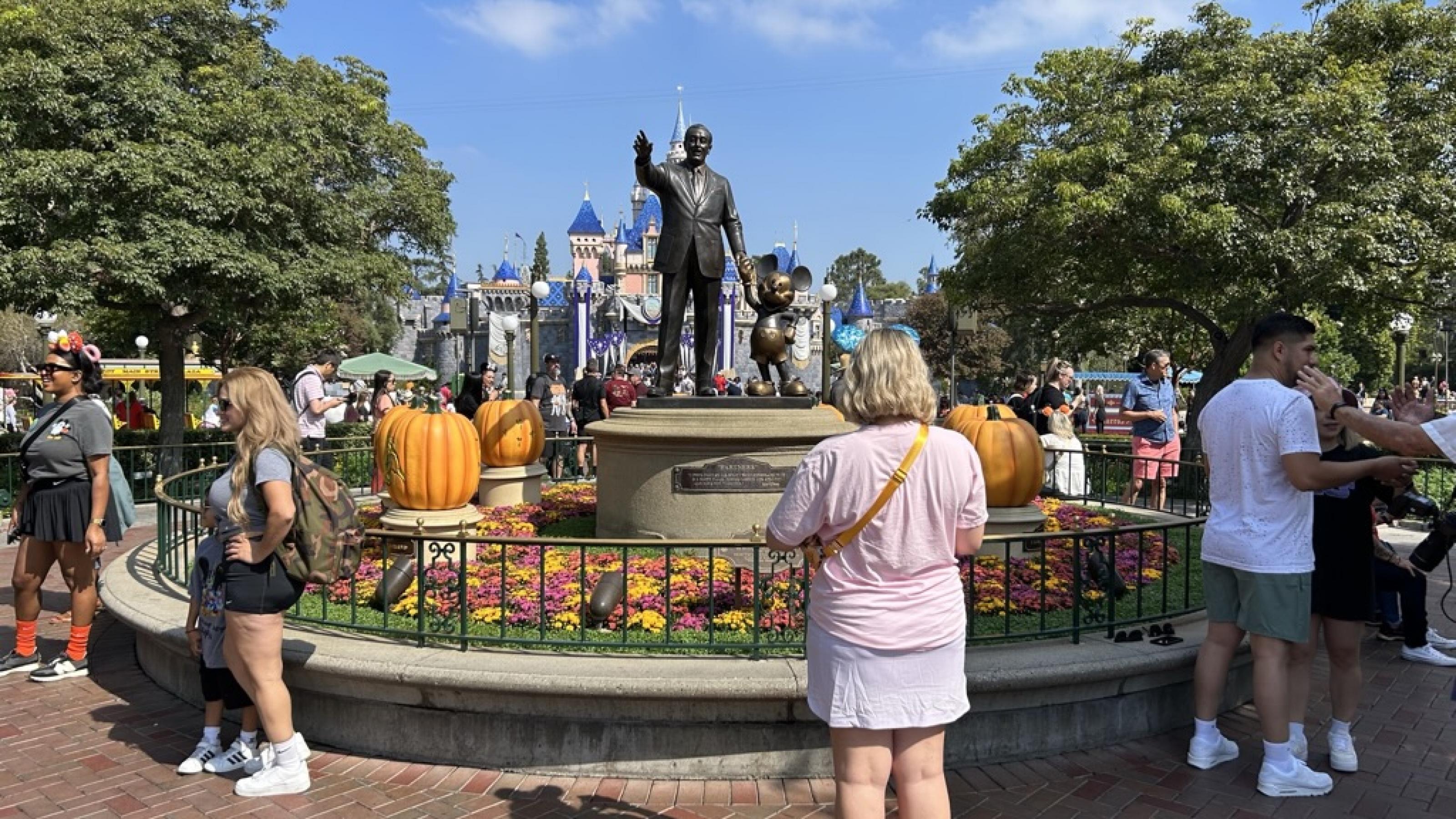Die Statue von Walt Disney vor dem berühmten Schloss