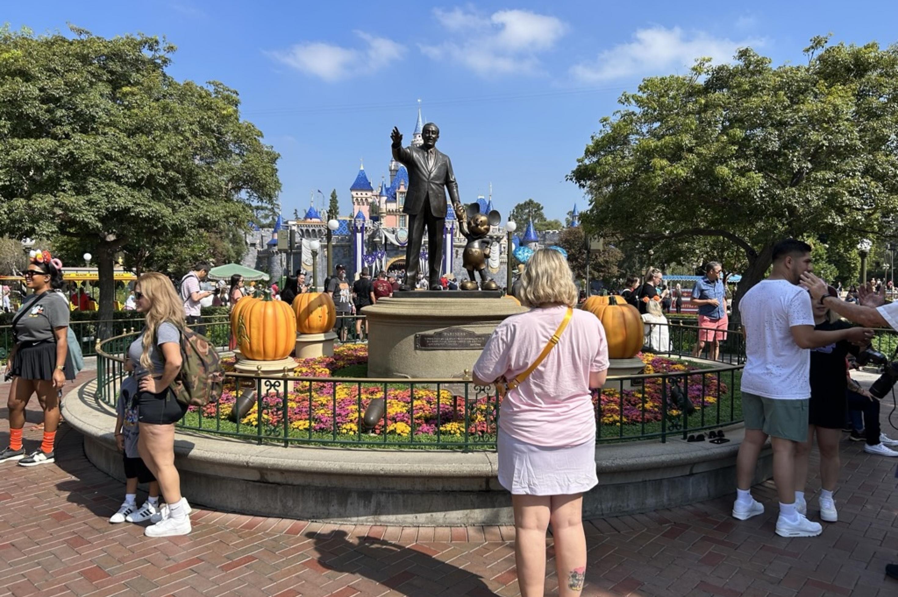 Die Statue von Walt Disney vor dem berühmten Schloss