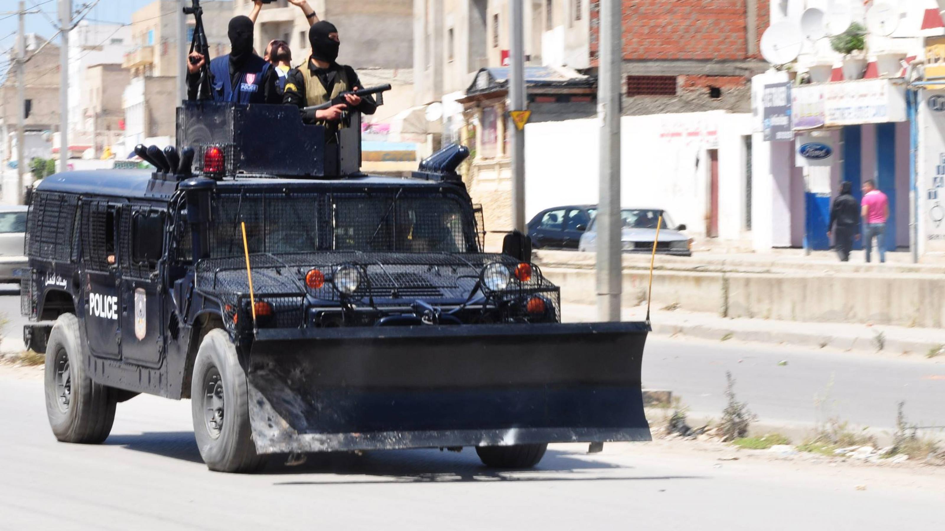 Ein gepanzertes Polizeifahrzeug, in dem mehrere Polizisten mit Maschinengewehren im Anschlag zu sehen sind